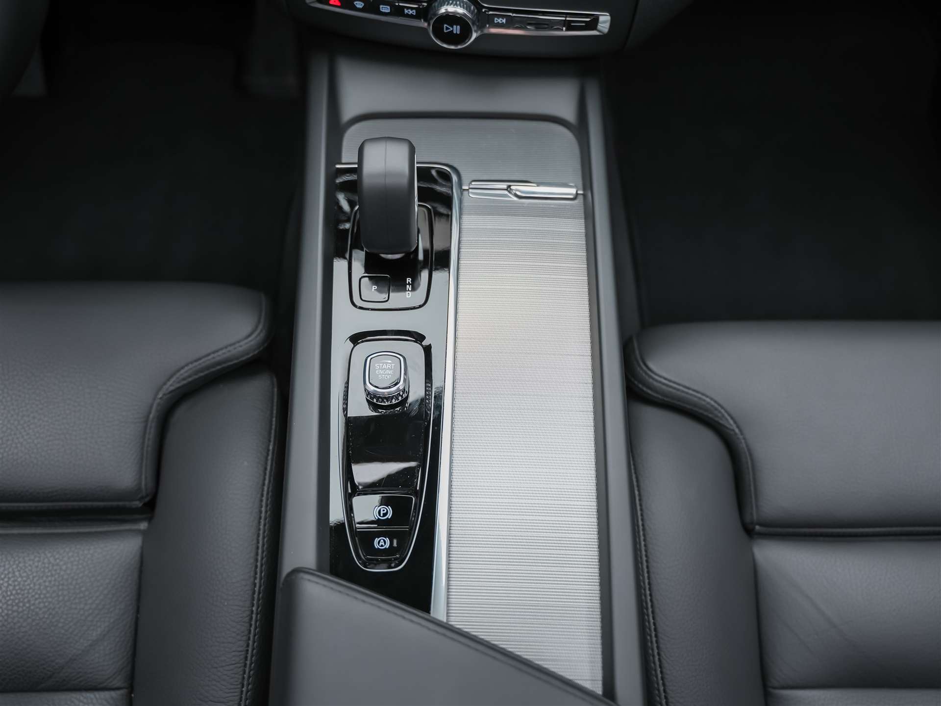 VOLVO XC60 B4 Diesel Mild Hybrid AWD Ultimate Dark Geartronic *Panorama*Head-Up*Standheizung*-image-24