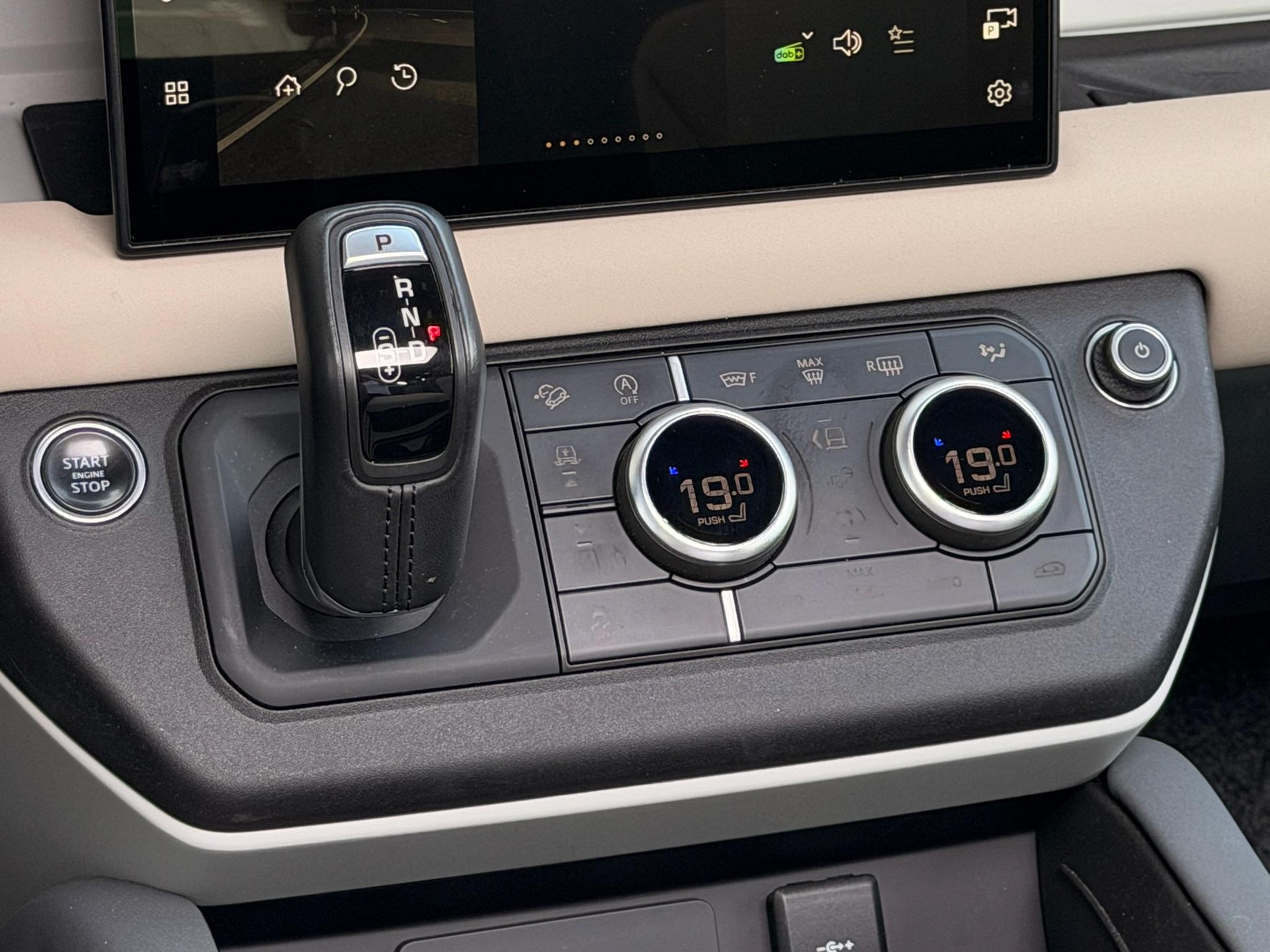 LAND ROVER Defender 110 3.0 D I6 200 X-Dynamic SE-image-10