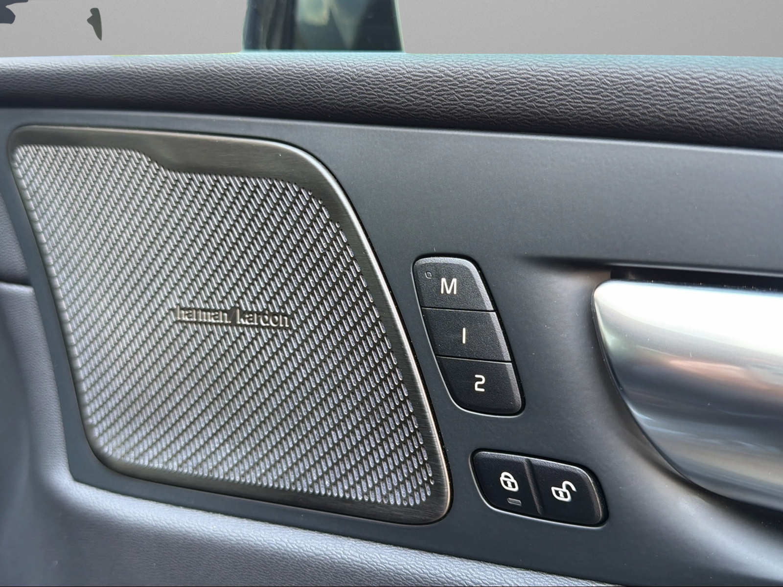VOLVO V60 T6 eAWD Twin Engine R-Design Geartronic-image-12