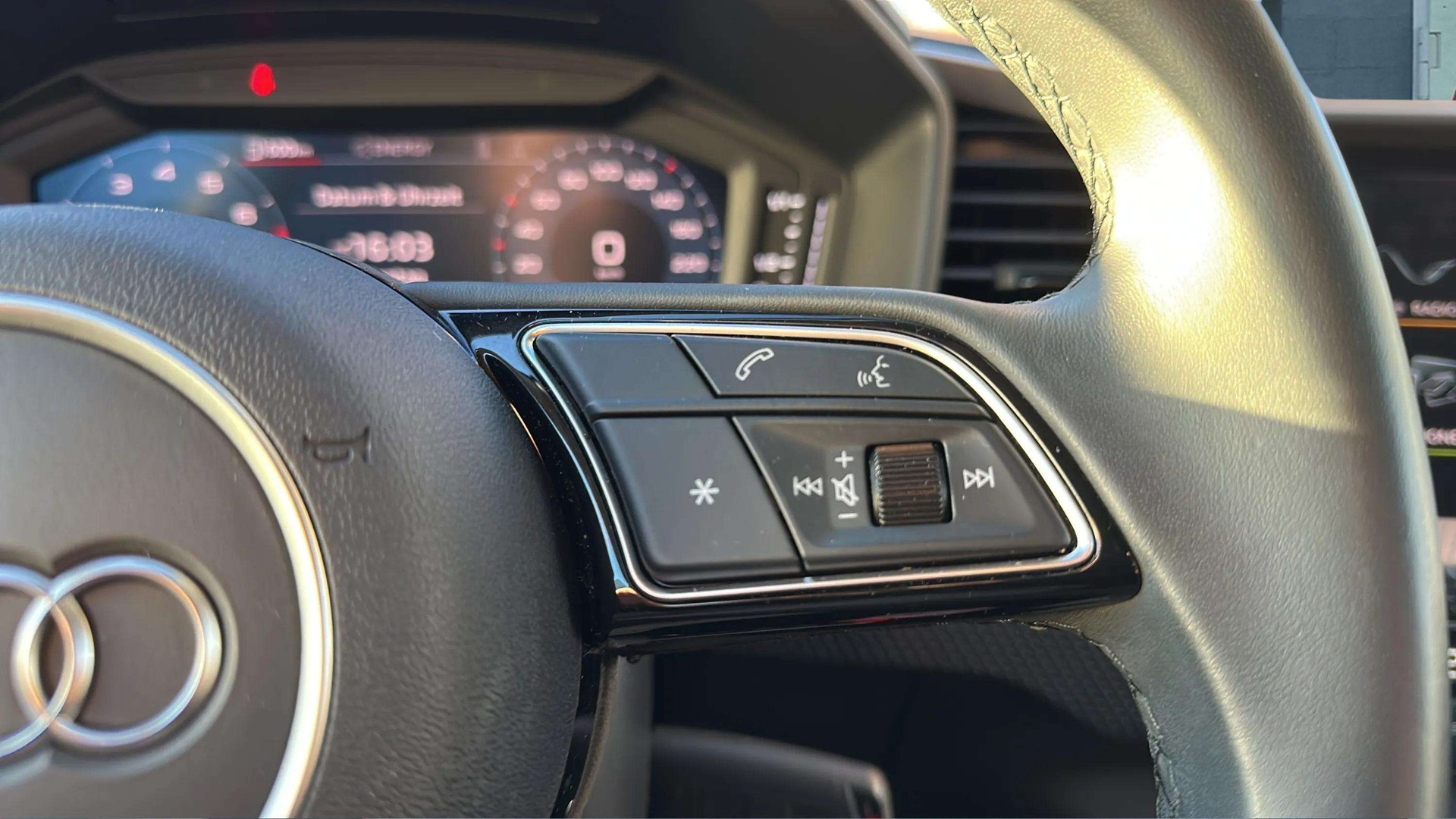 AUDI A1 Sportback 30 TFSI S-tronic Intense mit 5J Werksgarantie oder bis 100000km-image-24