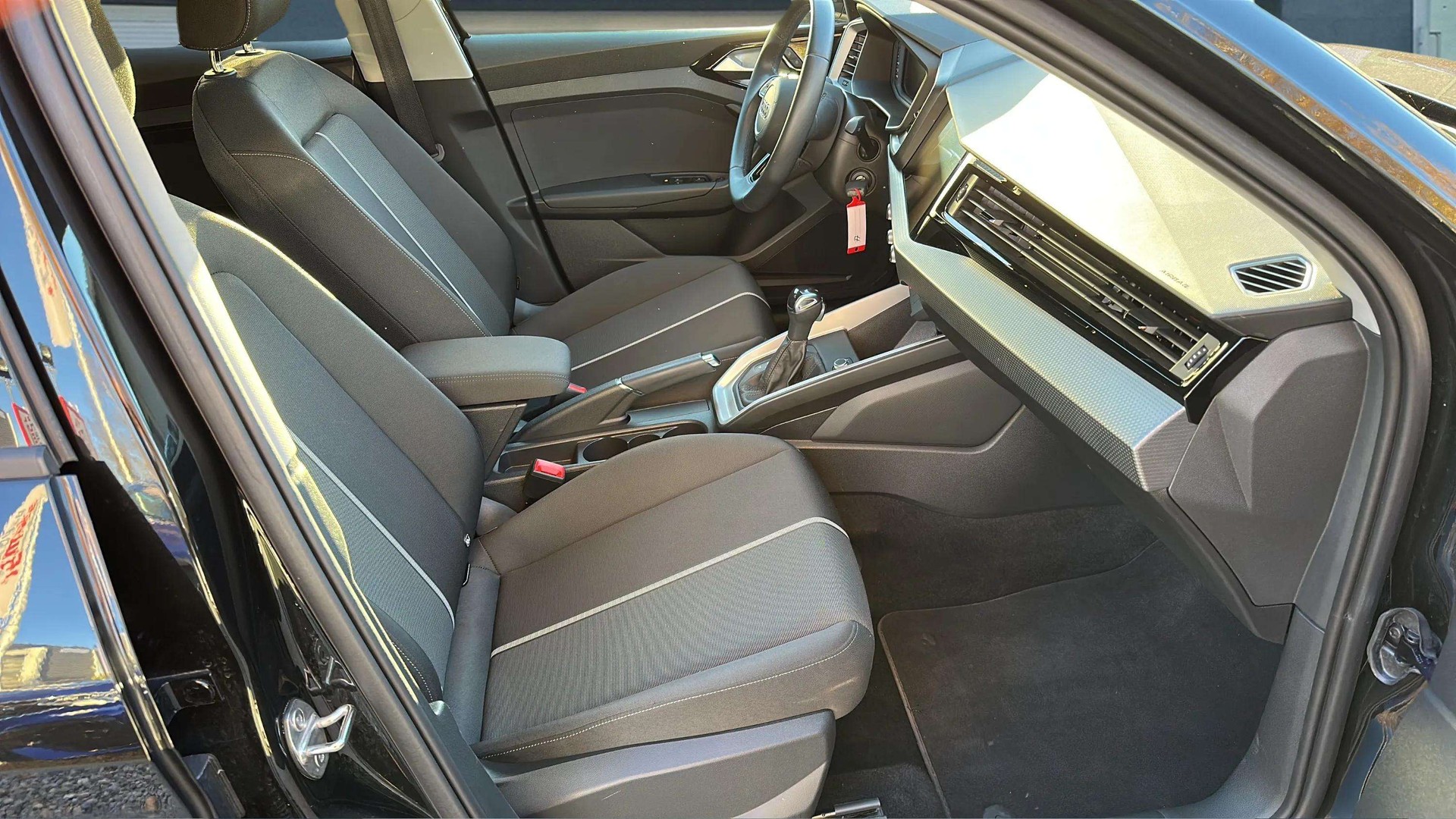 AUDI A1 Sportback 30 TFSI S-tronic Intense mit 5J Werksgarantie oder bis 100000km-image-11