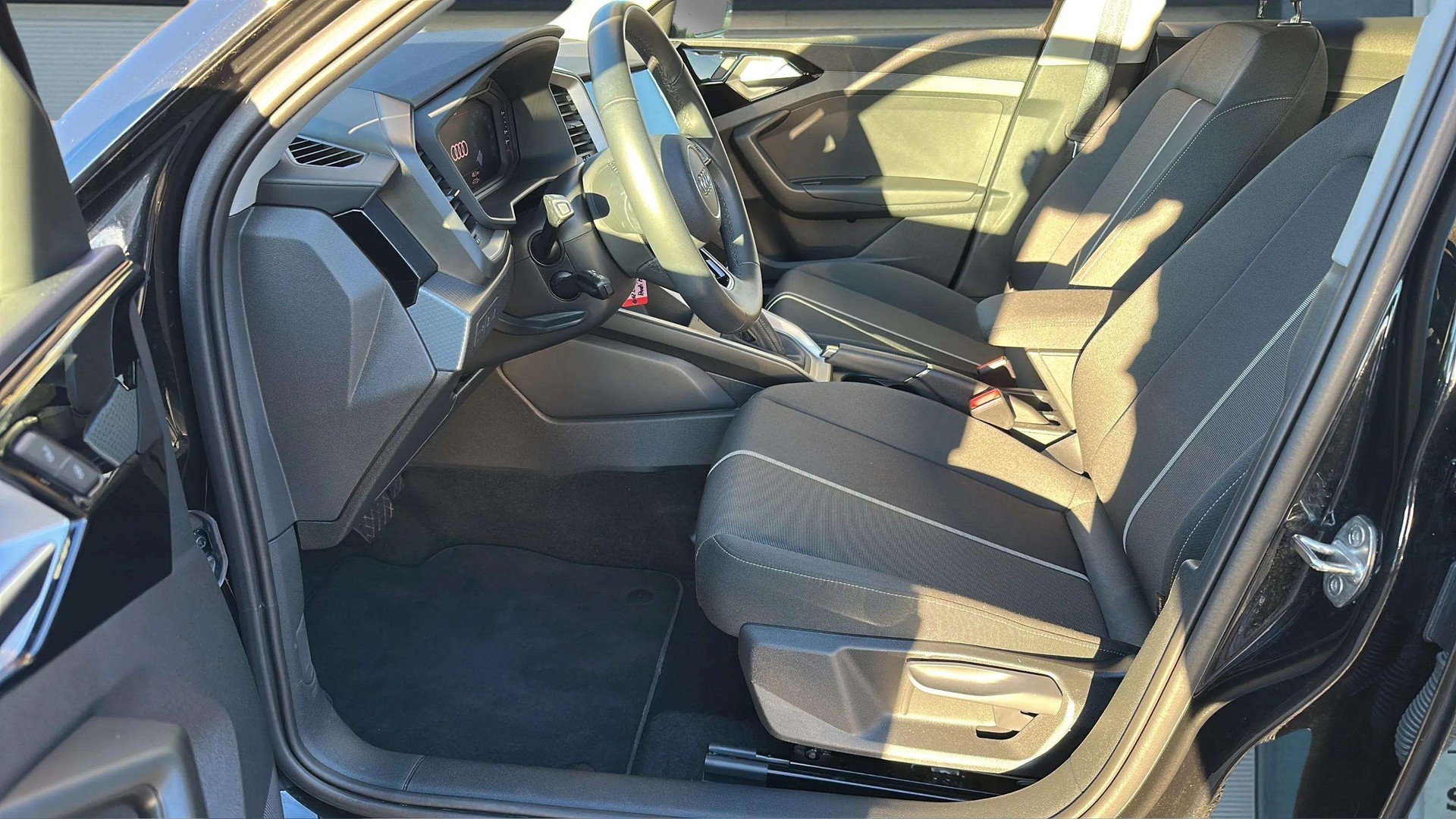 AUDI A1 Sportback 30 TFSI S-tronic Intense mit 5J Werksgarantie oder bis 100000km-image-10