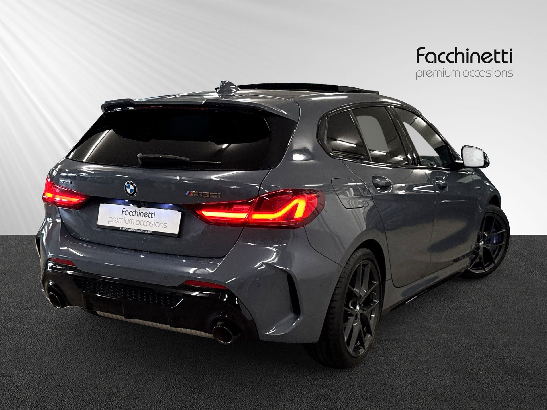 BMW M135i xDrive Steptronic-showroom-element-2
