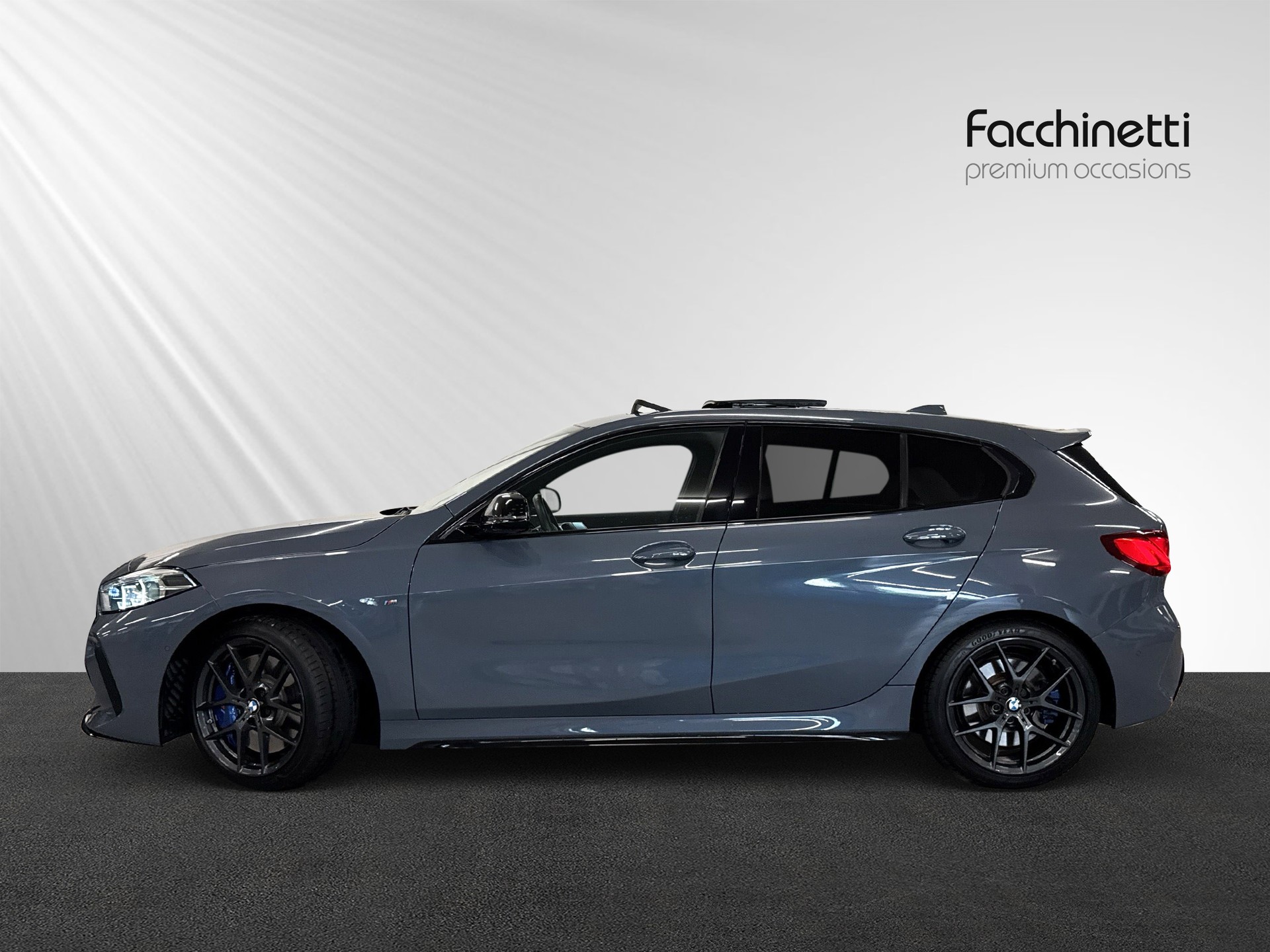 BMW M135i xDrive Steptronic-showroom-element-1