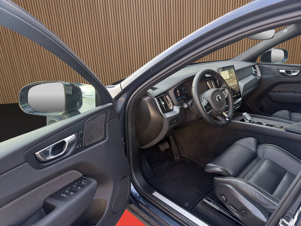 VOLVO XC60 2.0 B5 MH Plus Black Edition Plus AWD-image-10