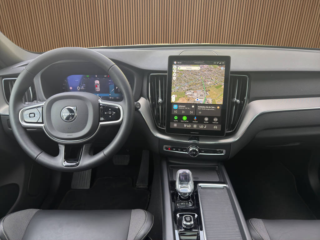VOLVO XC60 2.0 B5 MH Plus Black Edition Plus AWD-image-16