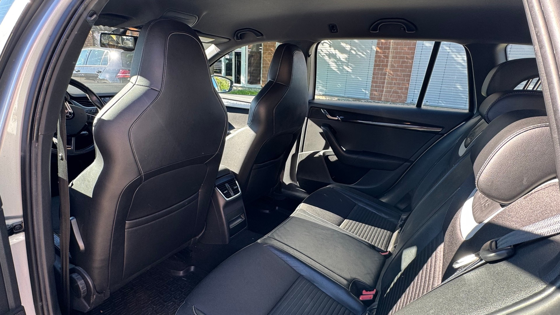 SKODA Octavia Combi 2.0 TDI RS DSG-image-8