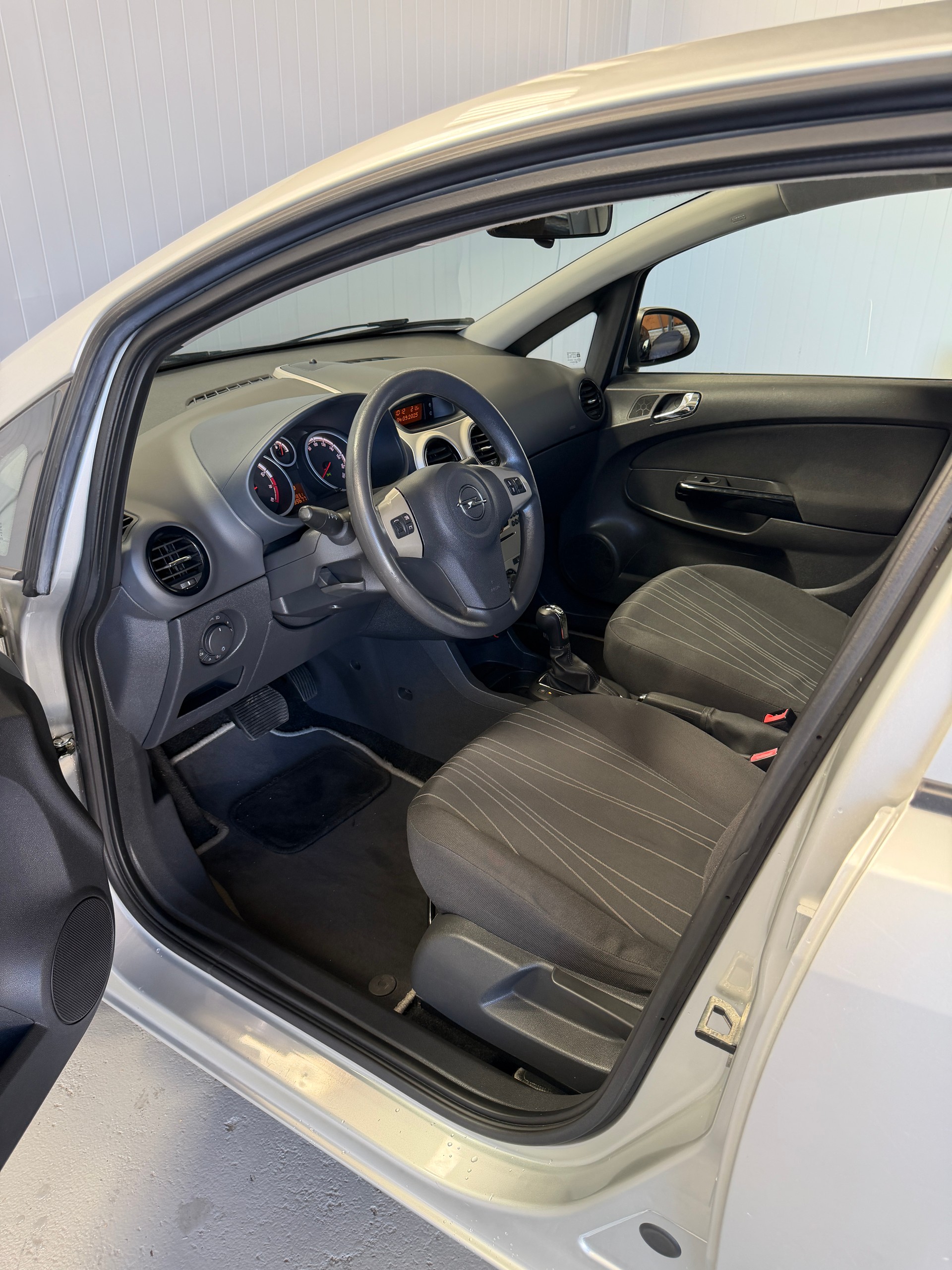 OPEL Corsa 1.4 Automatik-image-9