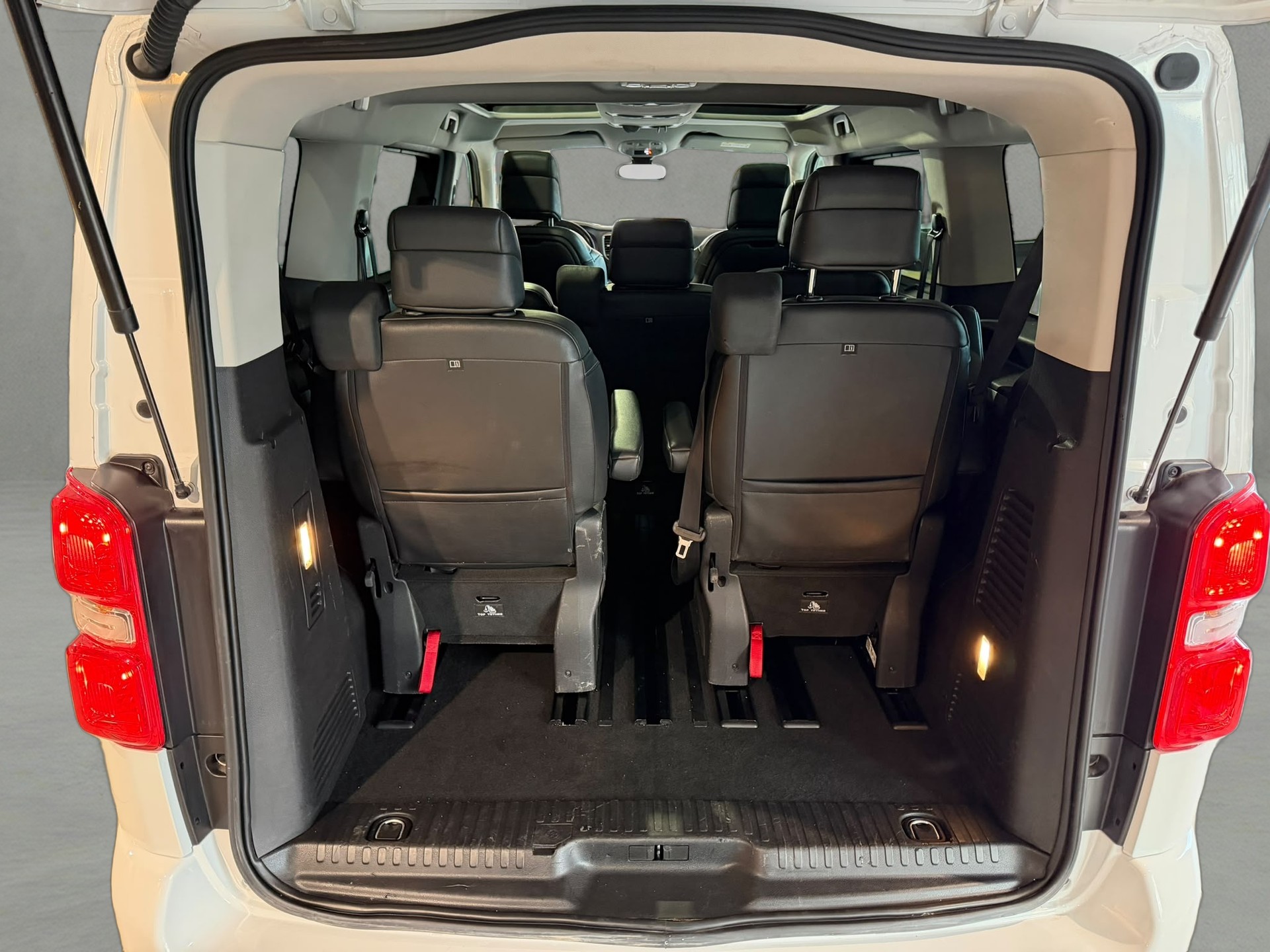 PEUGEOT Traveller 2.0 BlueHDi Business VIP Standard EAT8-showroom-element-3