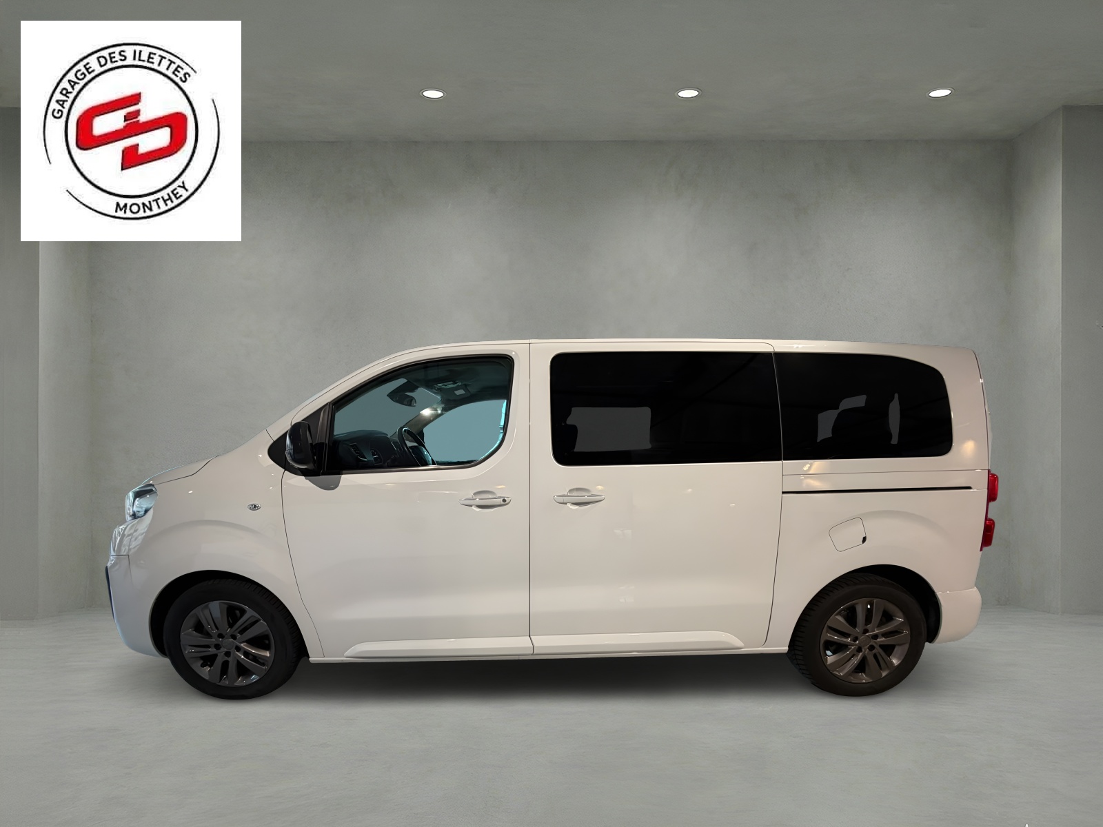 PEUGEOT Traveller 2.0 BlueHDi Business VIP Standard EAT8-showroom-element-1