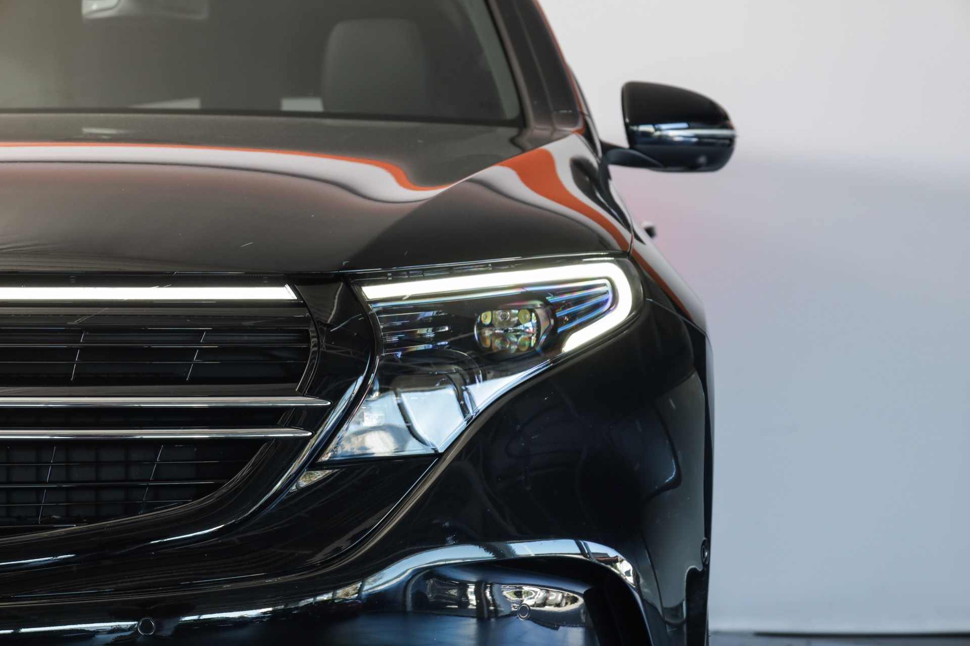 MERCEDES-BENZ EQC 400 AMG Line 4Matic Sièges ventilés / Burmester / Head-up-image-5