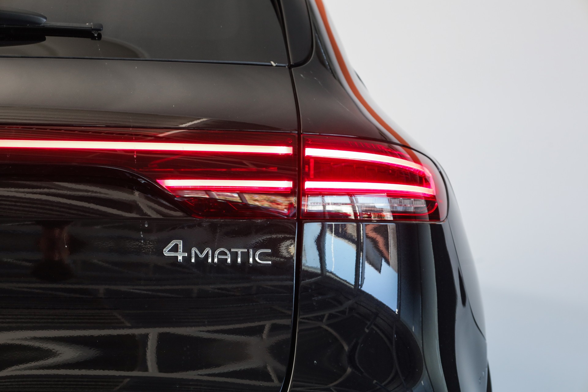 MERCEDES-BENZ EQC 400 AMG Line 4Matic Sièges ventilés / Burmester / Head-up-image-6