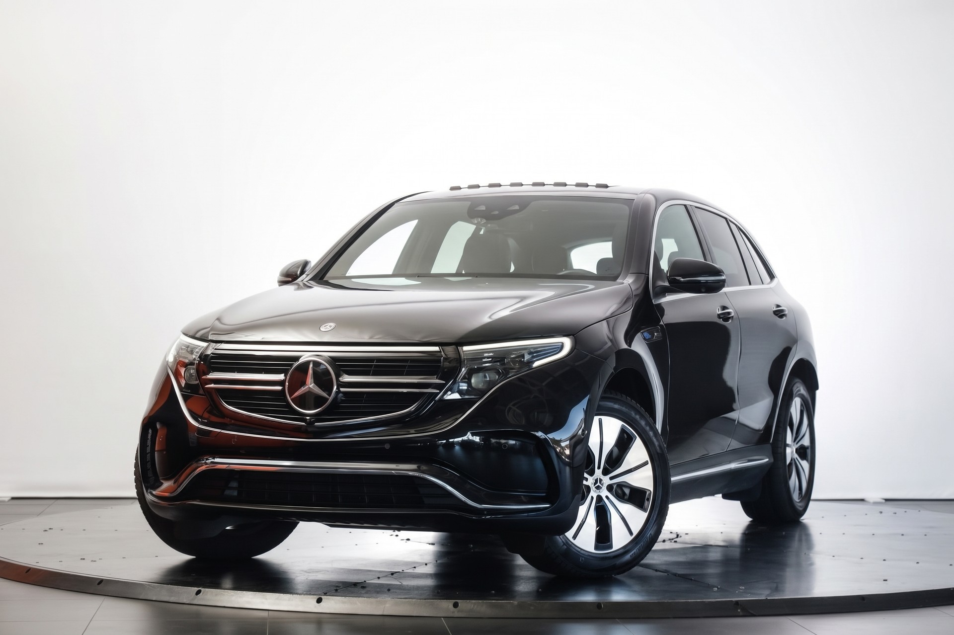 MERCEDES-BENZ EQC 400 AMG Line 4Matic Sièges ventilés / Burmester / Head-up-showroom-element-2