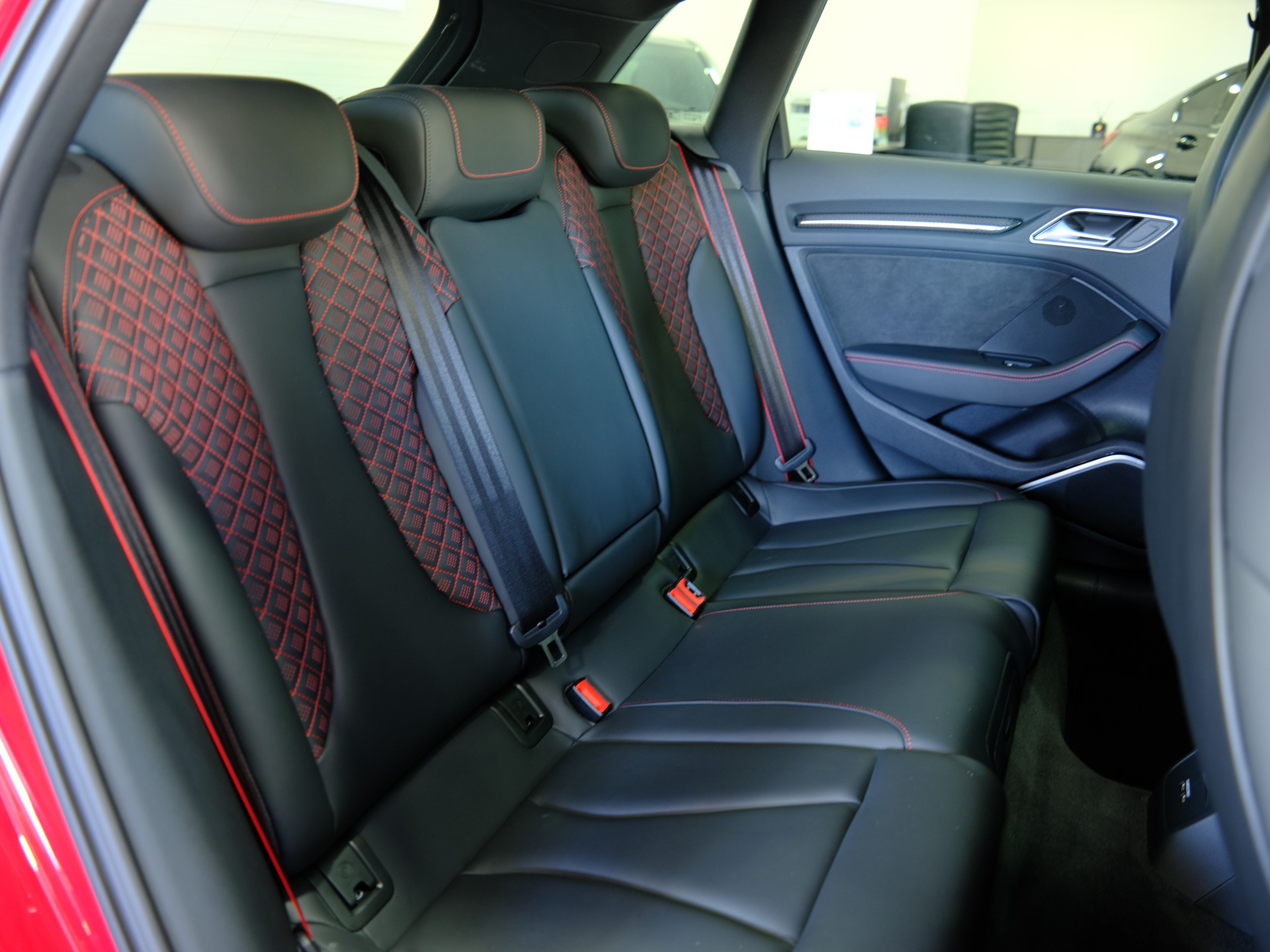 AUDI RS3 Sportback 2.5 TSI quattro S-tronic *Service Package* *Sonderlackierung*-image-23