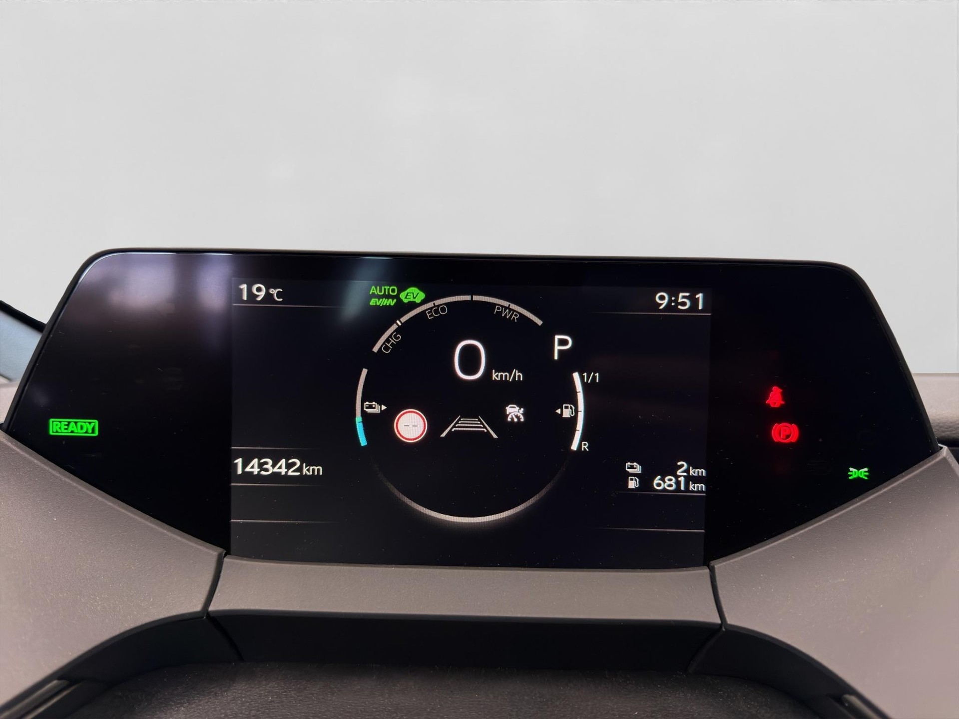 TOYOTA Prius 2.0 Plug-In-Hybrid Style-showroom-element-3