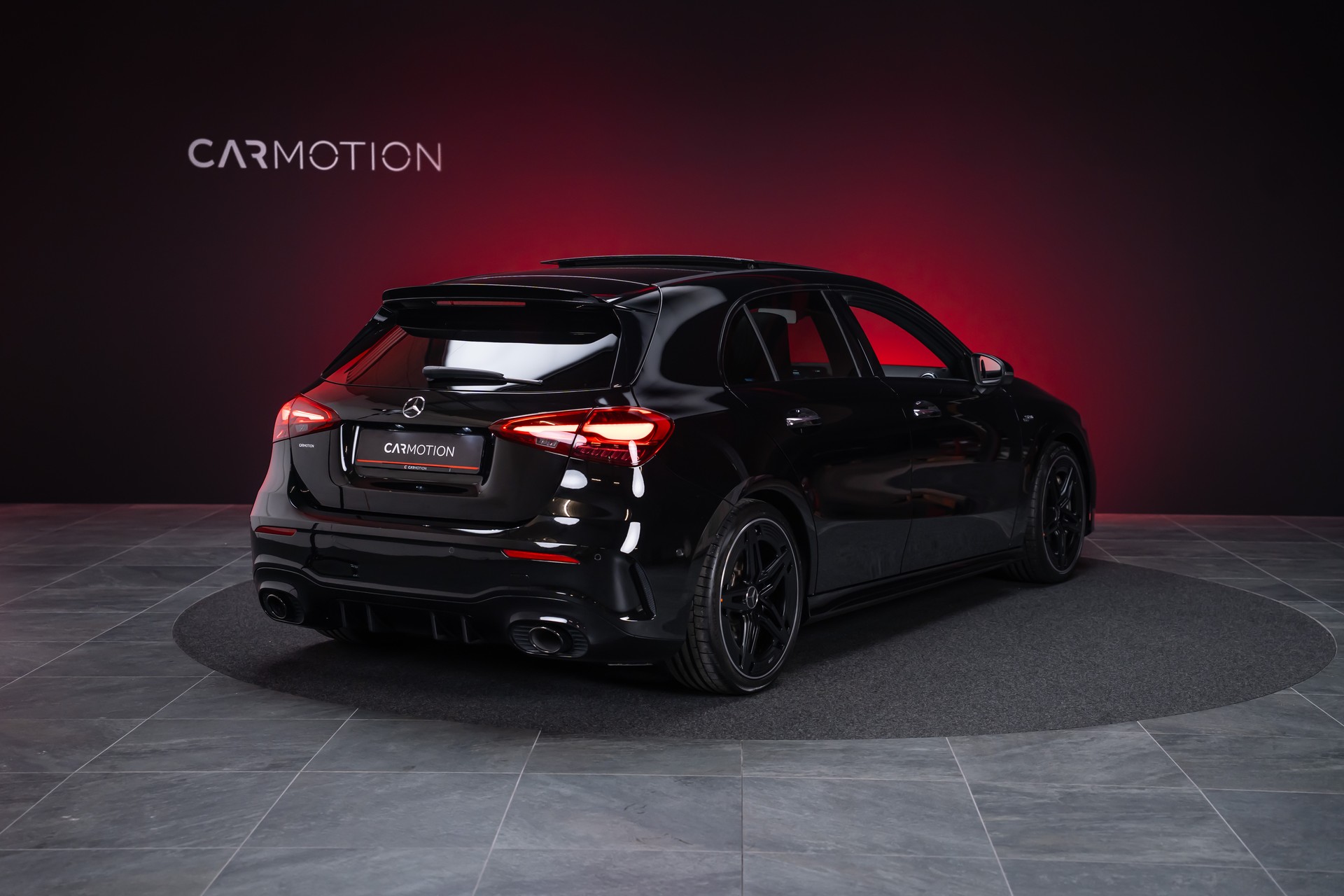 MERCEDES-BENZ A 35 AMG 4matic / Facelift / Panorama-Schiebedach / Rückfahrkamera-image-4