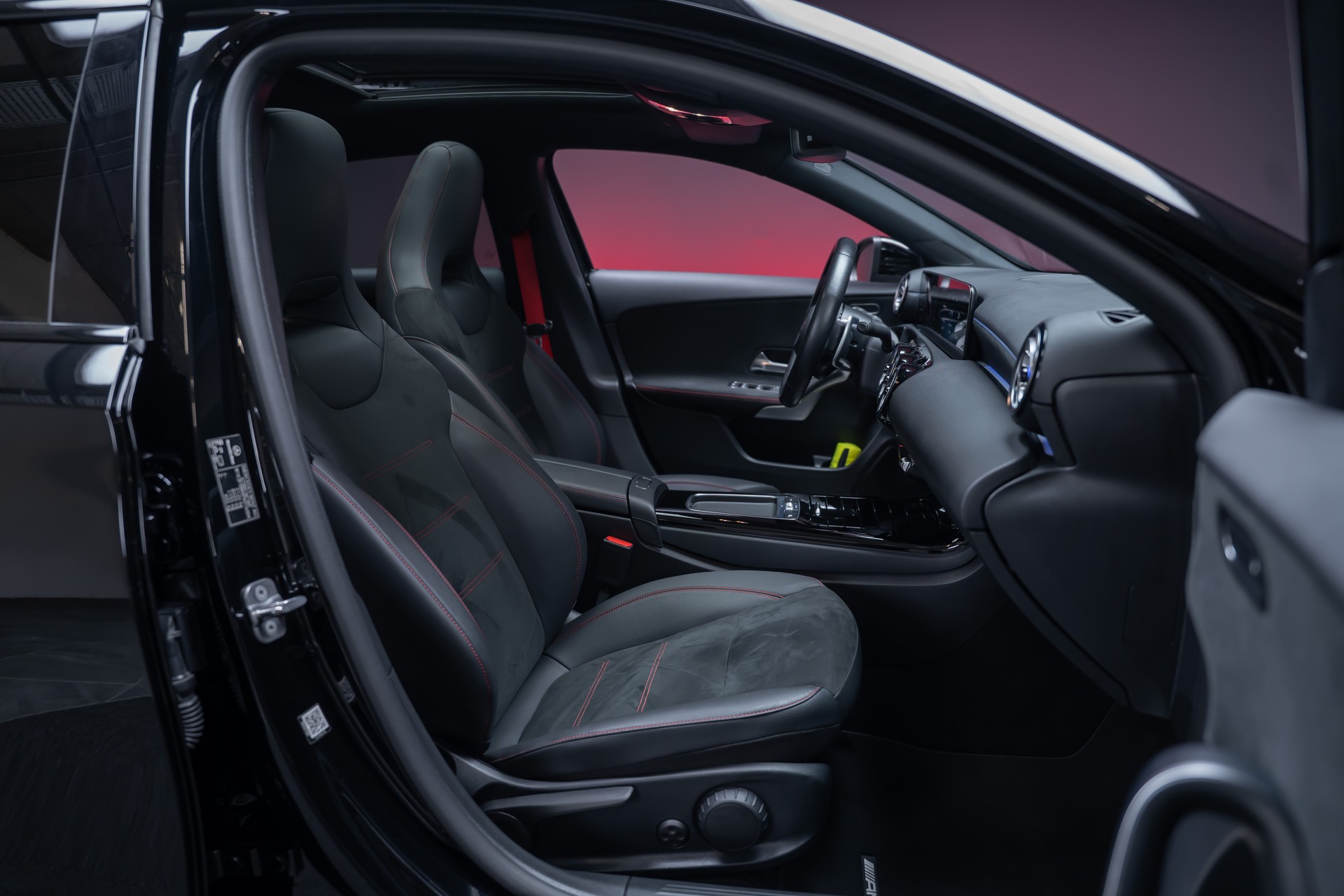 MERCEDES-BENZ A 35 AMG 4matic / Facelift / Panorama-Schiebedach / Rückfahrkamera-image-21