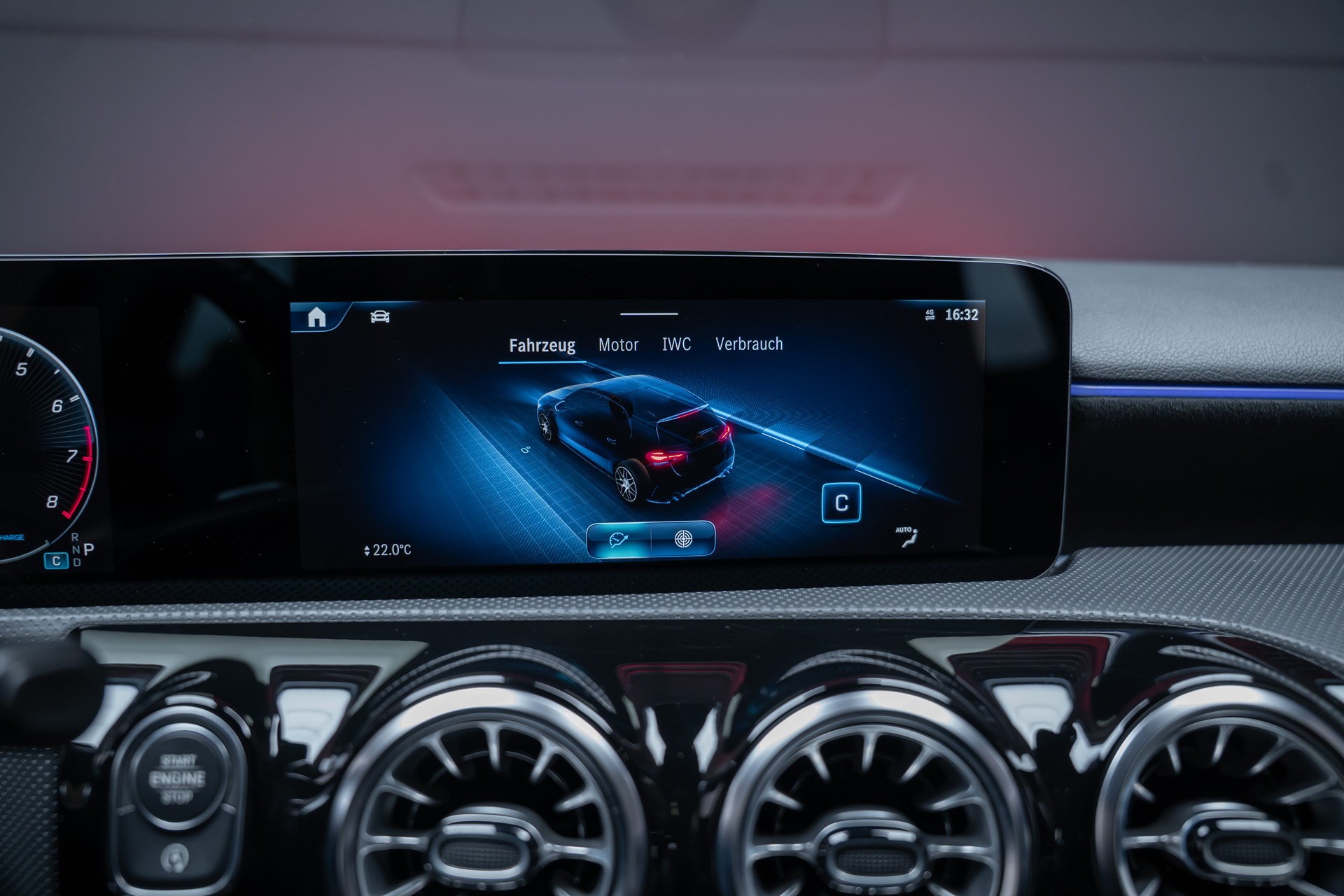 MERCEDES-BENZ A 35 AMG 4matic / Facelift / Panorama-Schiebedach / Rückfahrkamera-image-33