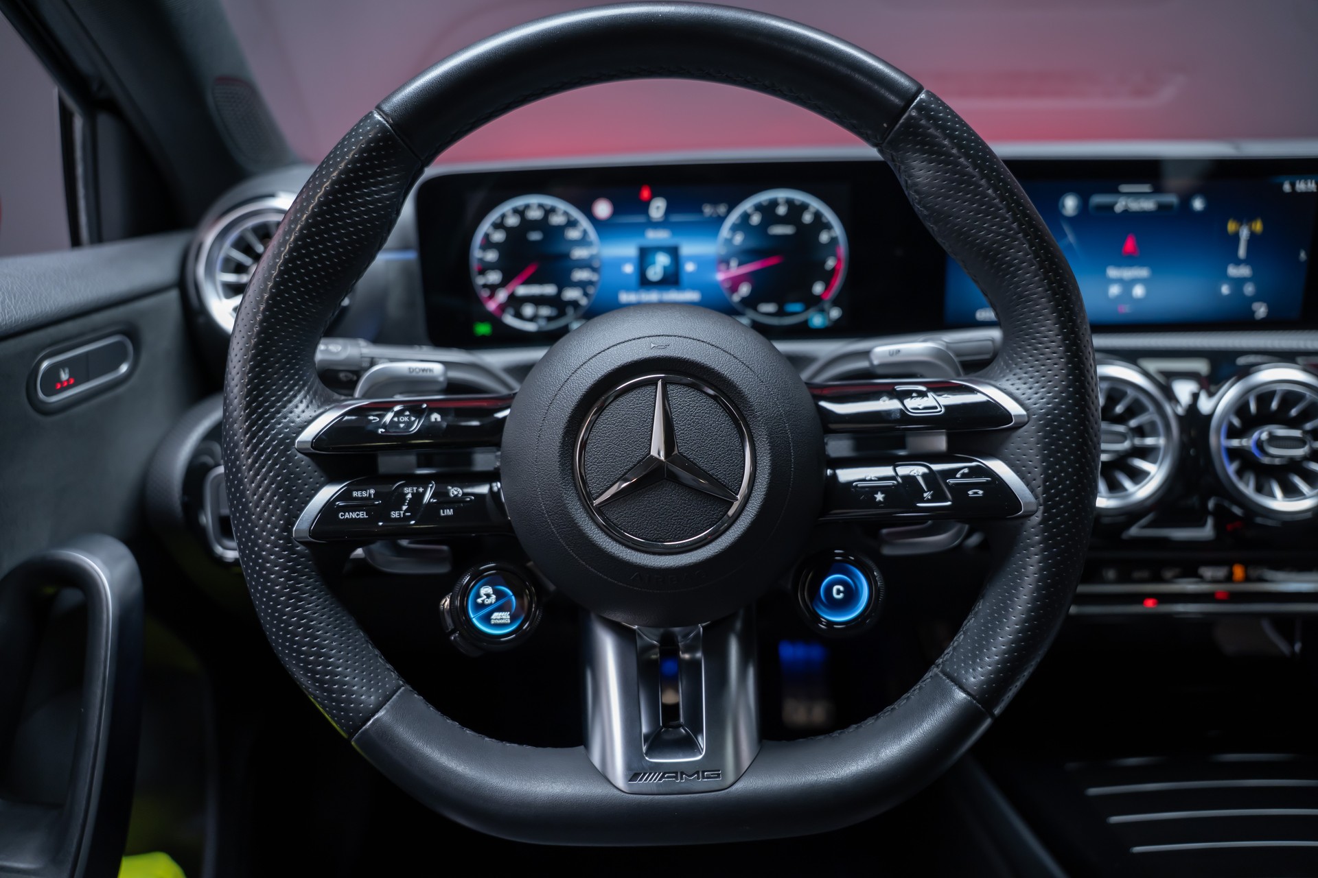 MERCEDES-BENZ A 35 AMG 4matic / Facelift / Panorama-Schiebedach / Rückfahrkamera-image-23