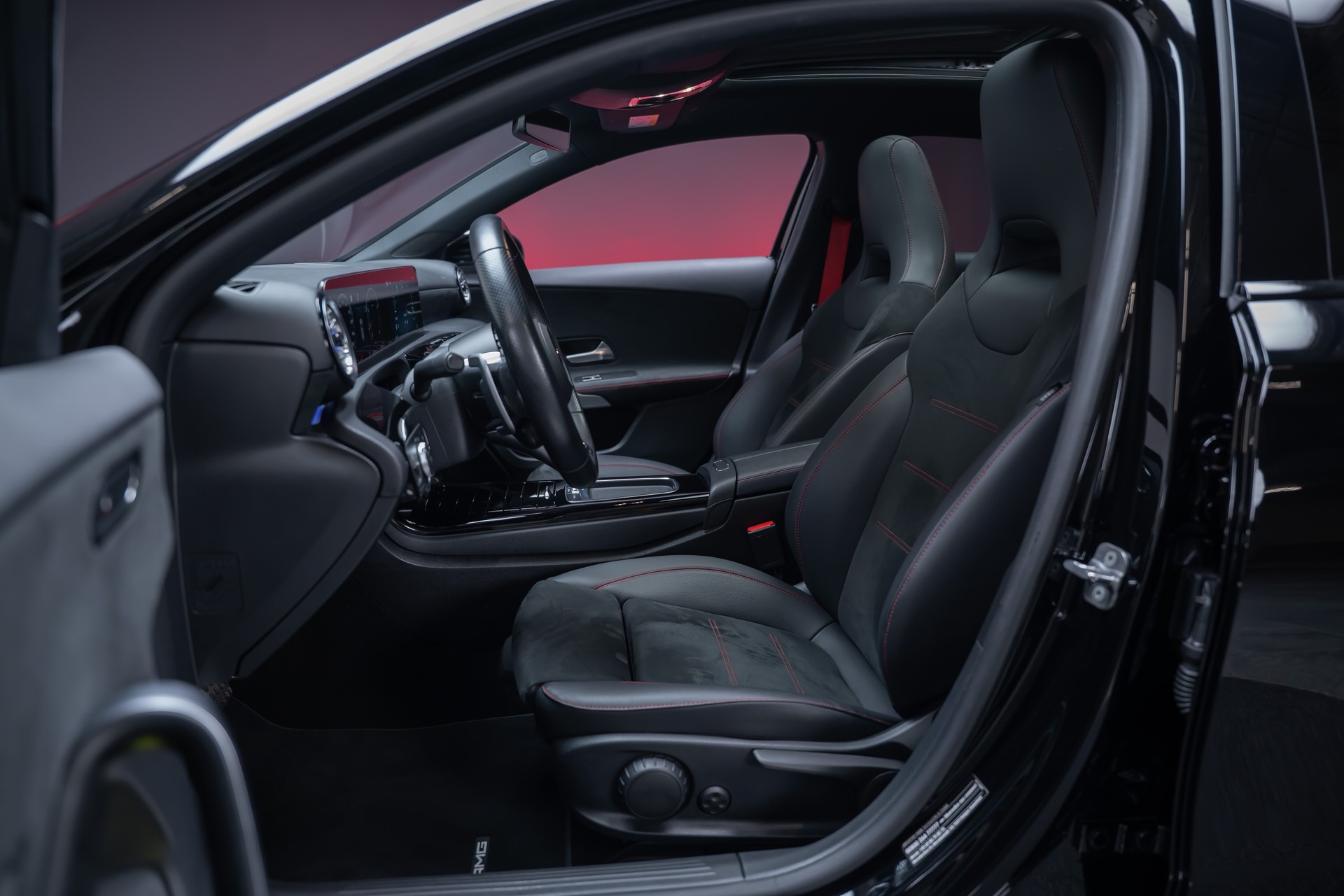 MERCEDES-BENZ A 35 AMG 4matic / Facelift / Panorama-Schiebedach / Rückfahrkamera-image-10
