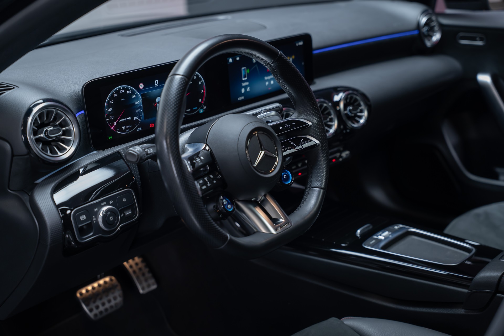 MERCEDES-BENZ A 35 AMG 4matic / Facelift / Panorama-Schiebedach / Rückfahrkamera-image-13