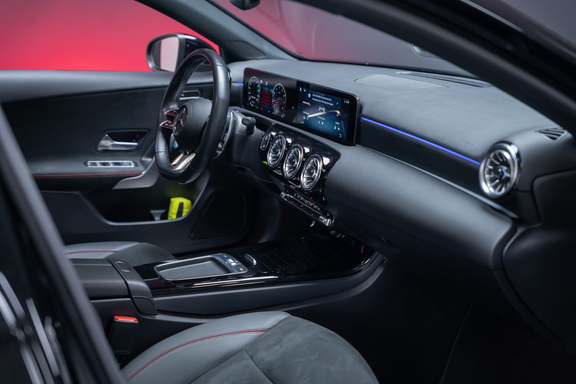 MERCEDES-BENZ A 35 AMG 4matic / Facelift / Panorama-Schiebedach / Rückfahrkamera-image-20