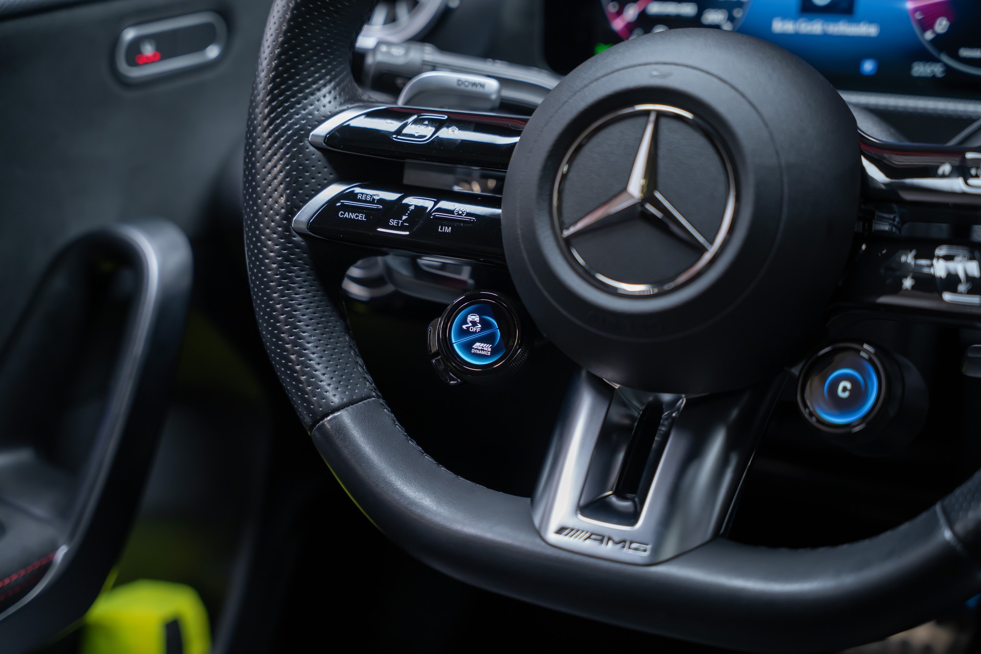 MERCEDES-BENZ A 35 AMG 4matic / Facelift / Panorama-Schiebedach / Rückfahrkamera-image-25
