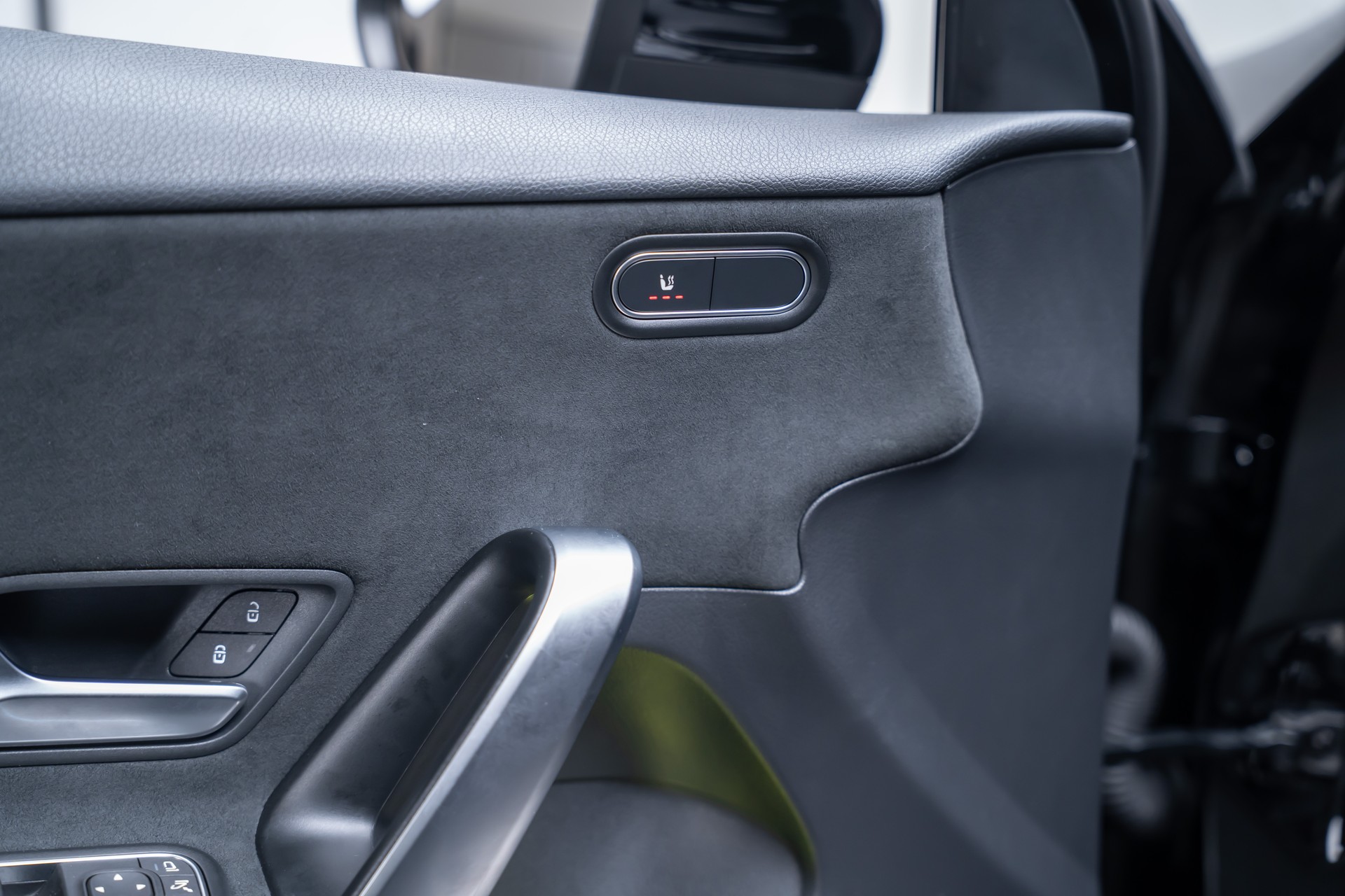 MERCEDES-BENZ A 35 AMG 4matic / Facelift / Panorama-Schiebedach / Rückfahrkamera-image-15