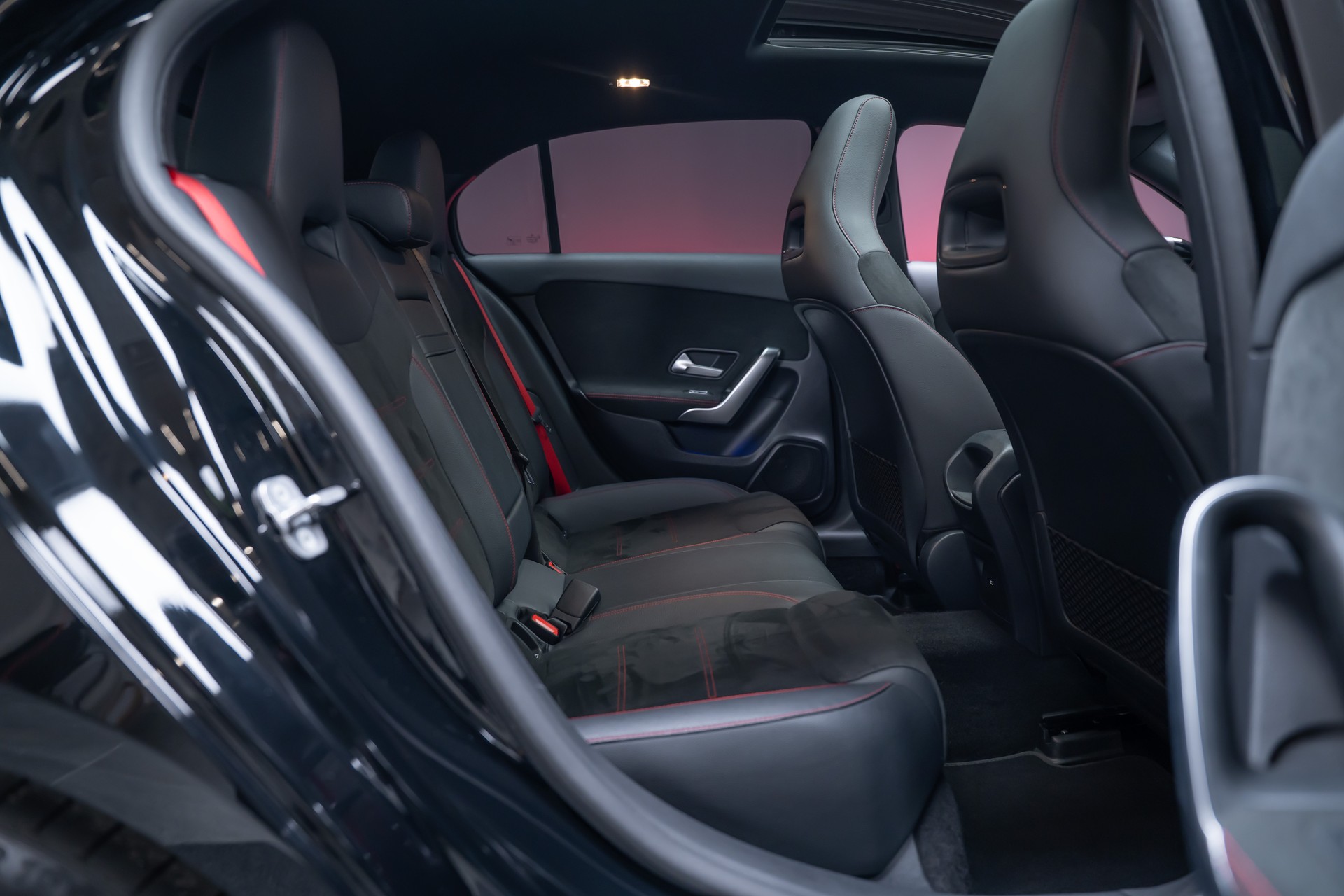 MERCEDES-BENZ A 35 AMG 4matic / Facelift / Panorama-Schiebedach / Rückfahrkamera-image-18