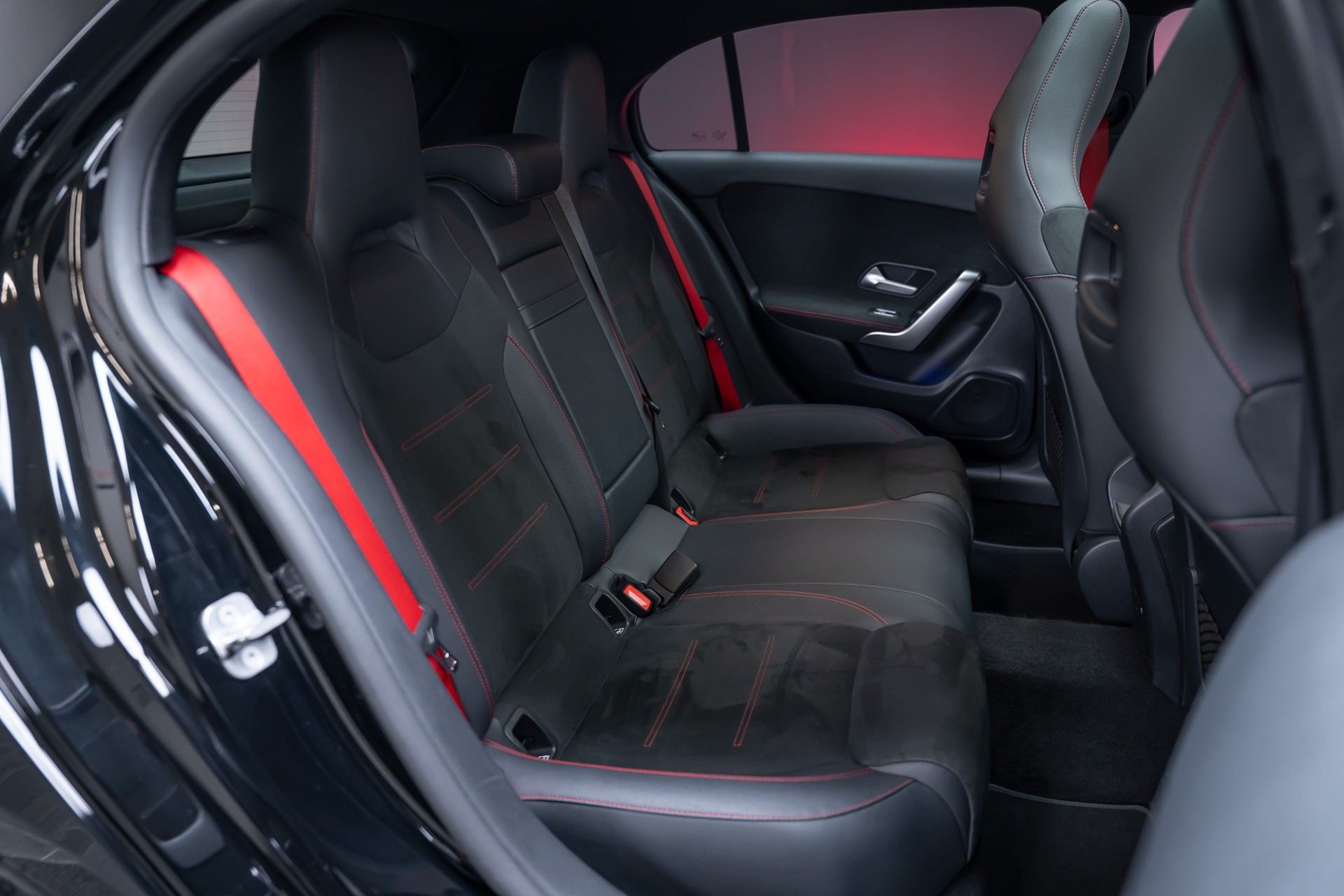 MERCEDES-BENZ A 35 AMG 4matic / Facelift / Panorama-Schiebedach / Rückfahrkamera-image-19