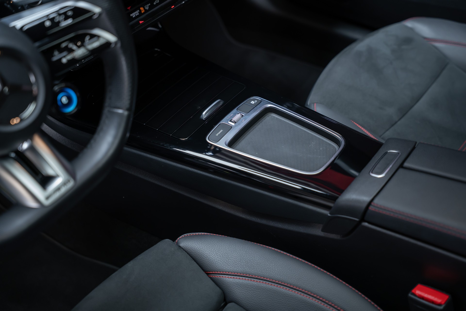 MERCEDES-BENZ A 35 AMG 4matic / Facelift / Panorama-Schiebedach / Rückfahrkamera-image-14