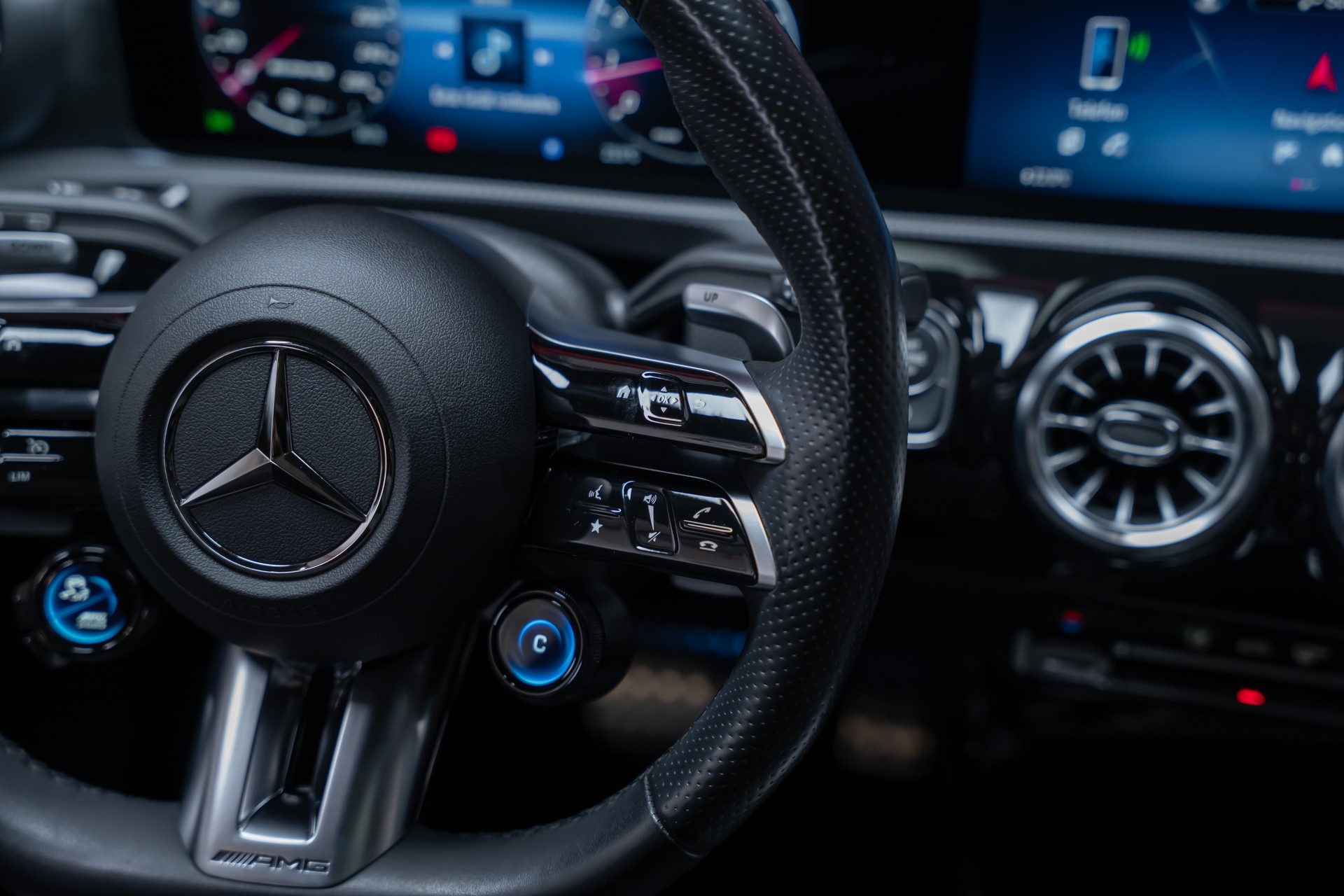 MERCEDES-BENZ A 35 AMG 4matic / Facelift / Panorama-Schiebedach / Rückfahrkamera-image-26