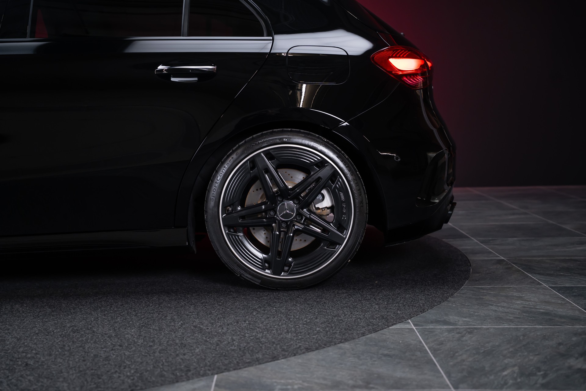 MERCEDES-BENZ A 35 AMG 4matic / Facelift / Panorama-Schiebedach / Rückfahrkamera-image-39