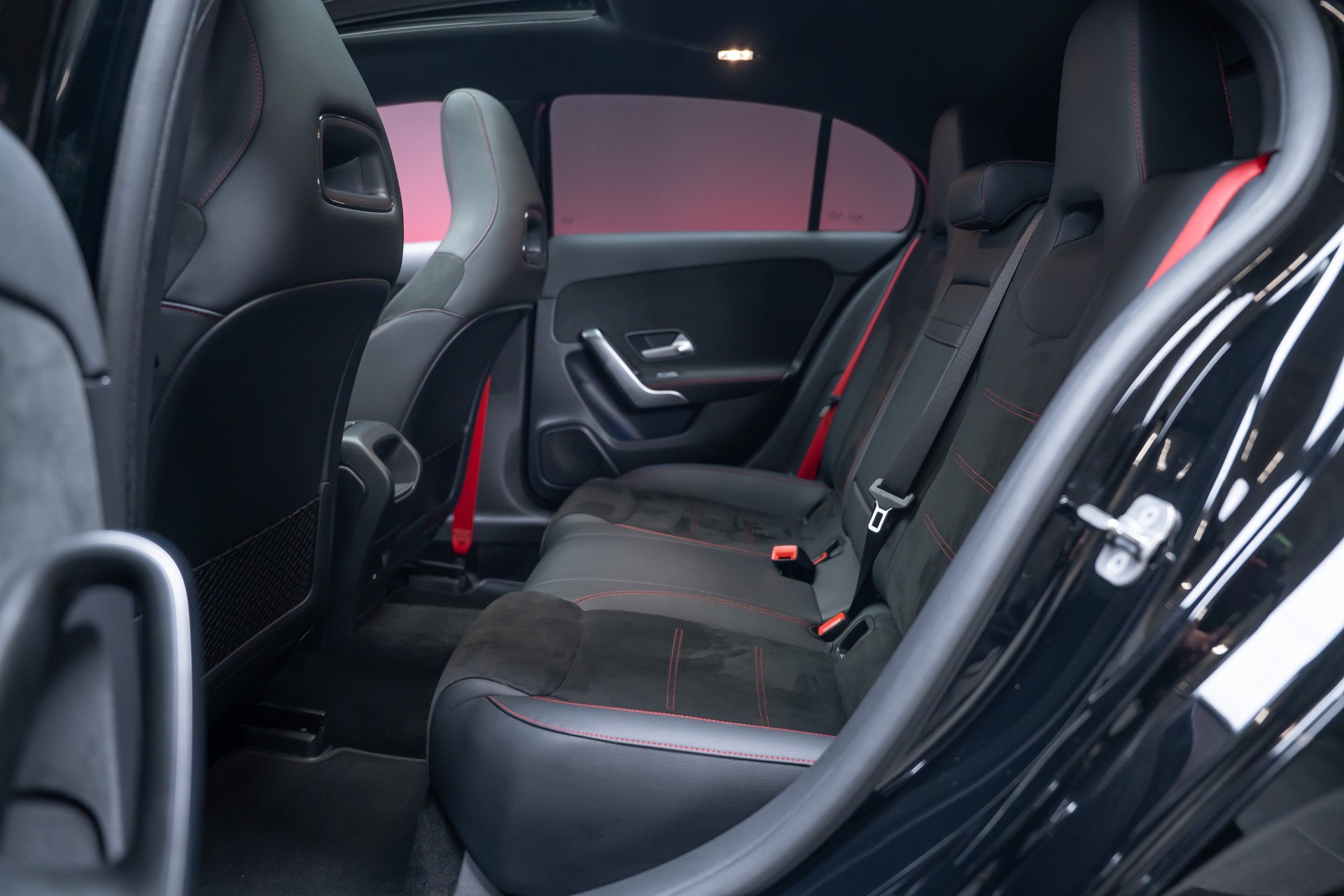 MERCEDES-BENZ A 35 AMG 4matic / Facelift / Panorama-Schiebedach / Rückfahrkamera-image-16
