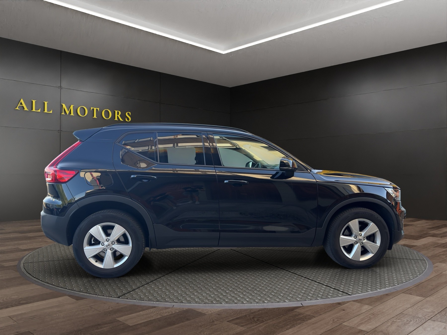 VOLVO XC40 D3 AWD Momentum-image-4