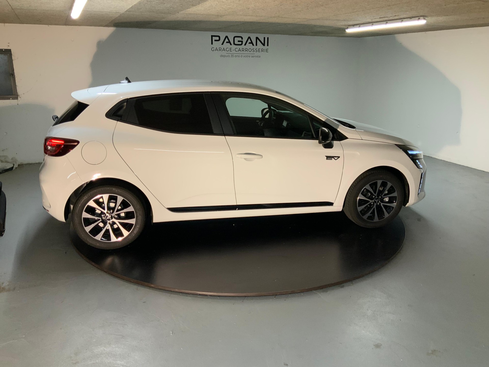 MITSUBISHI Colt 1.6 HEV Invite+-showroom-element-2