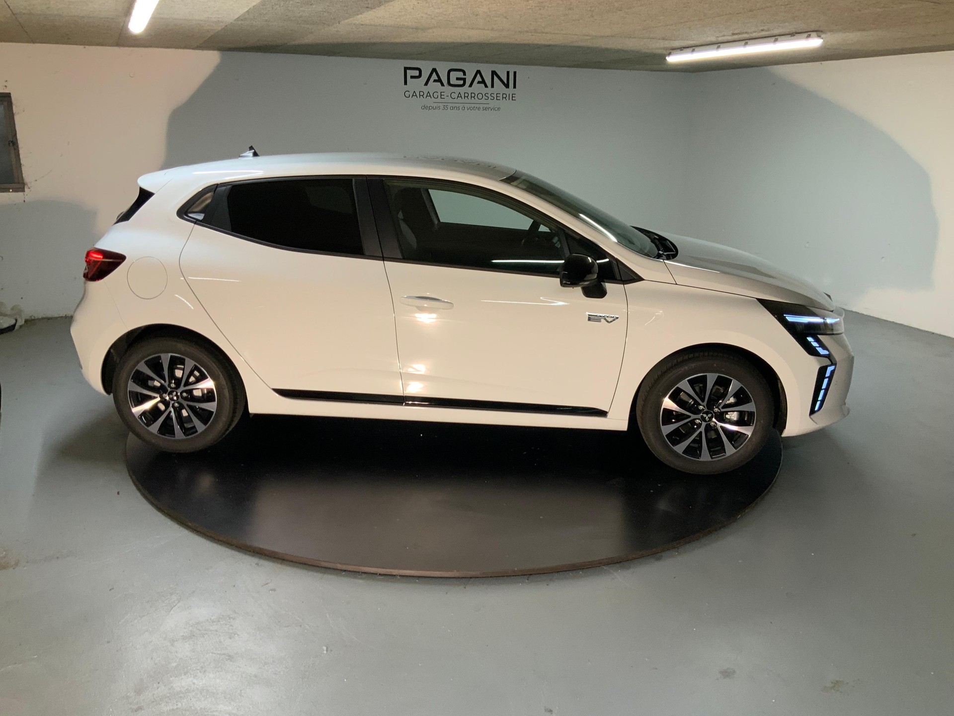 MITSUBISHI Colt 1.6 HEV Invite+-showroom-element-3