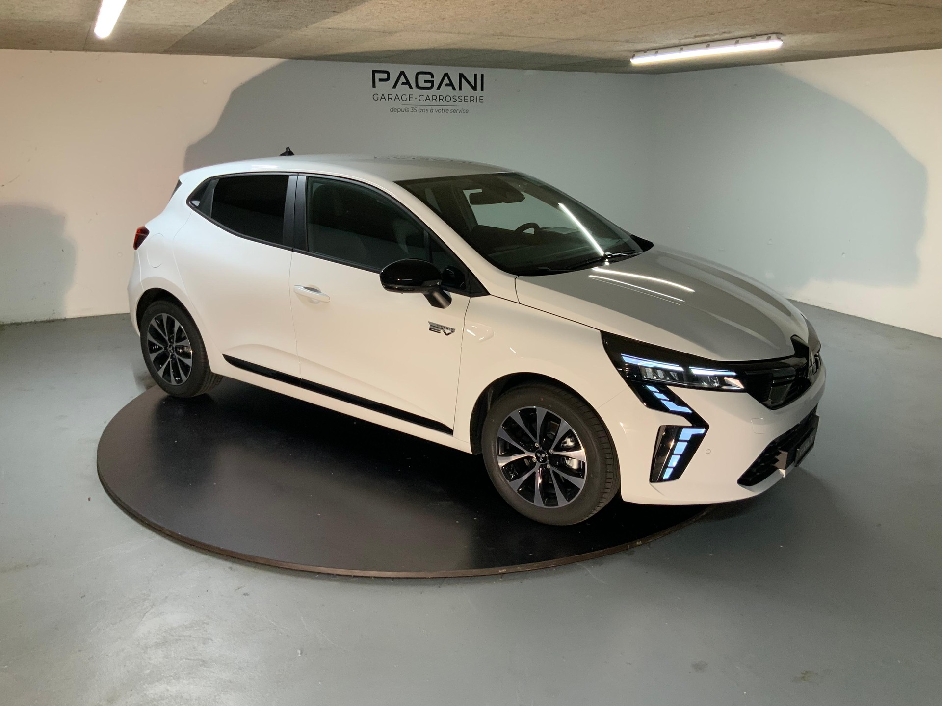 MITSUBISHI Colt 1.6 HEV Invite+-showroom-element-1