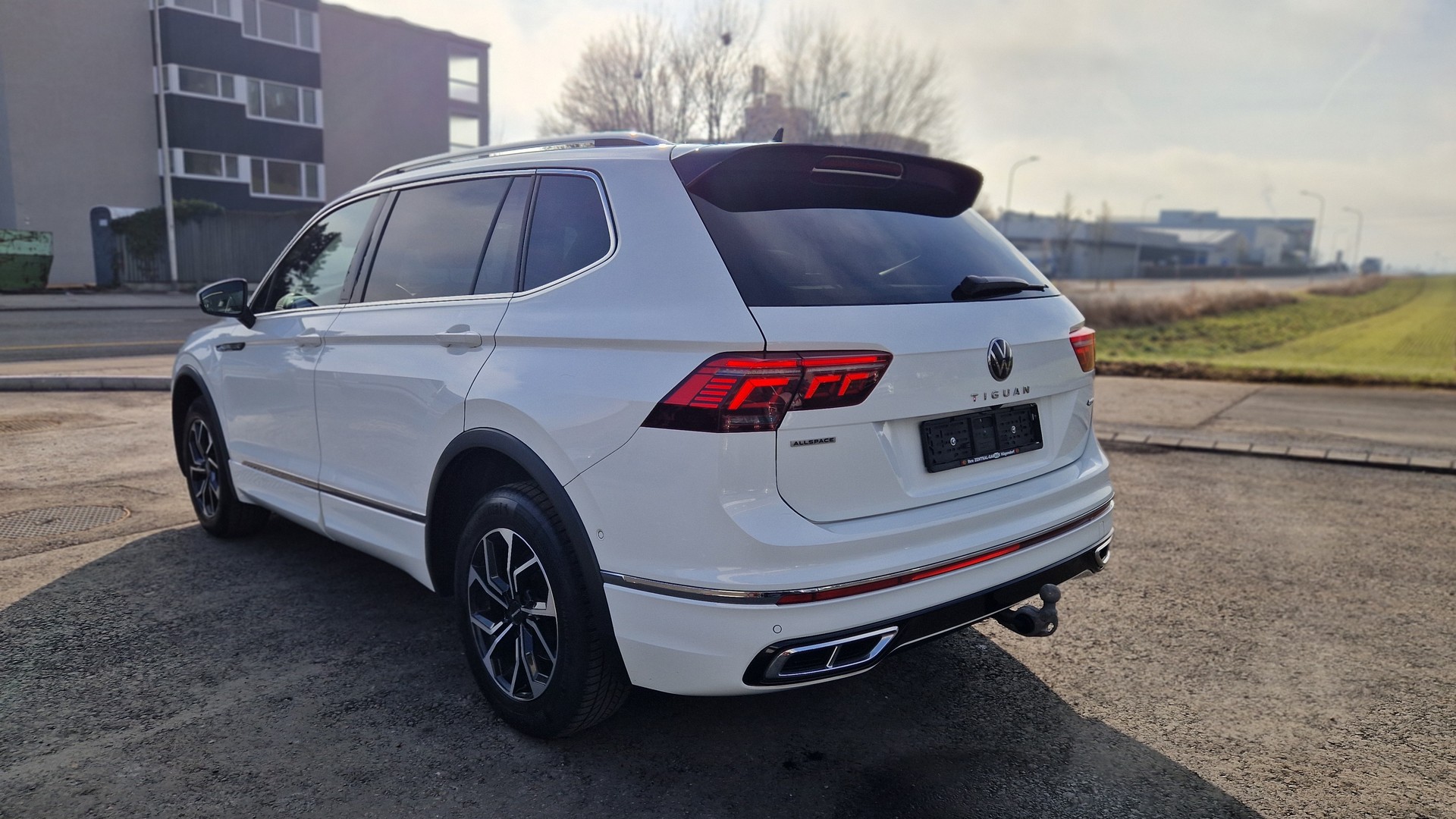 VW Tiguan Allspace 2.0 TDI SCR R-Line 4Motion DSG-image-2