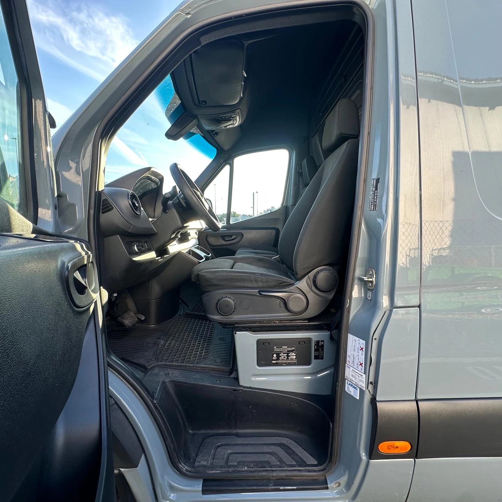 MERCEDES-BENZ Sprinter 214 CDI Standard 9G-TRONIC FWD-image-32