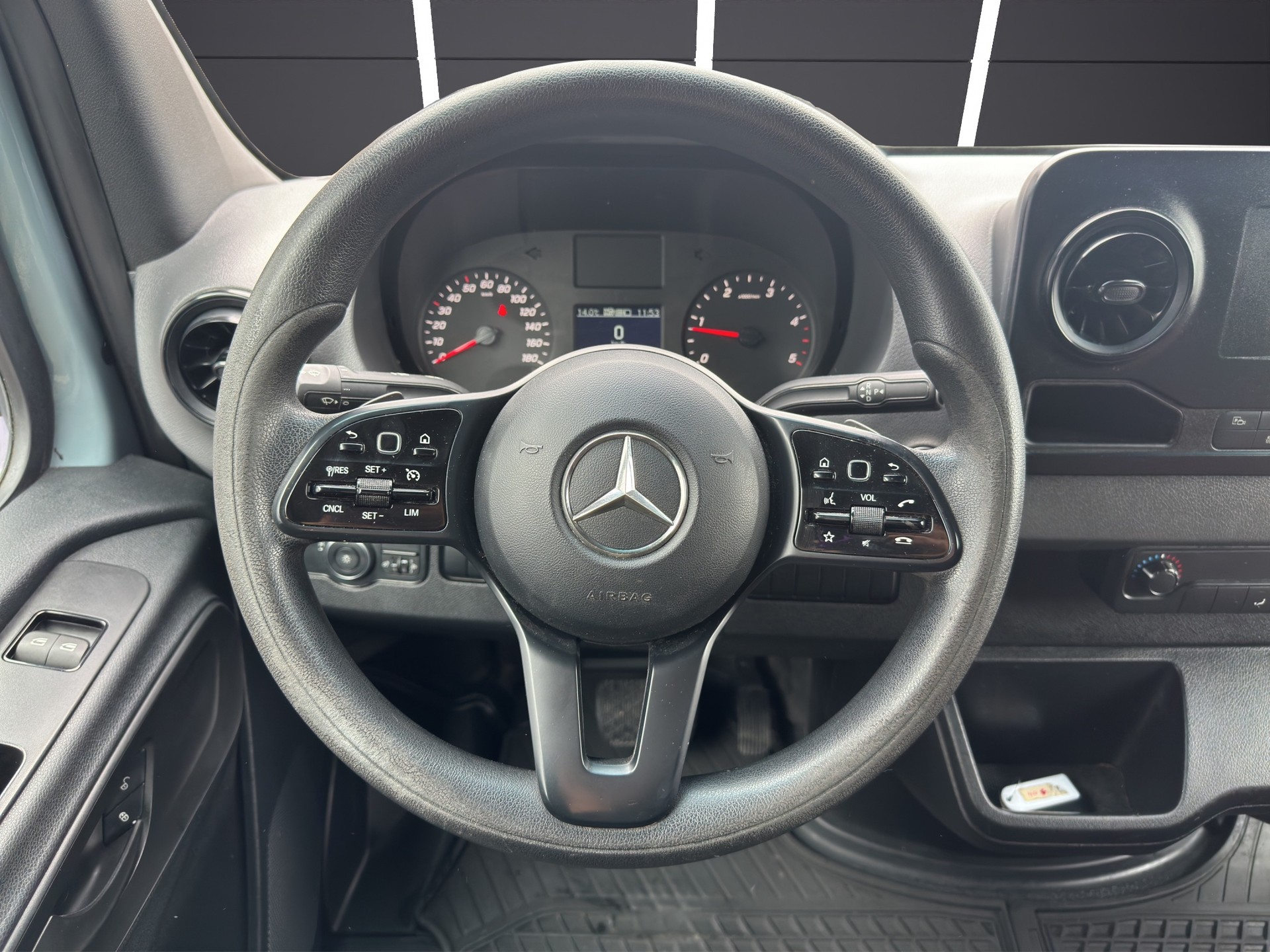 MERCEDES-BENZ Sprinter 214 CDI Standard 9G-TRONIC FWD-image-15