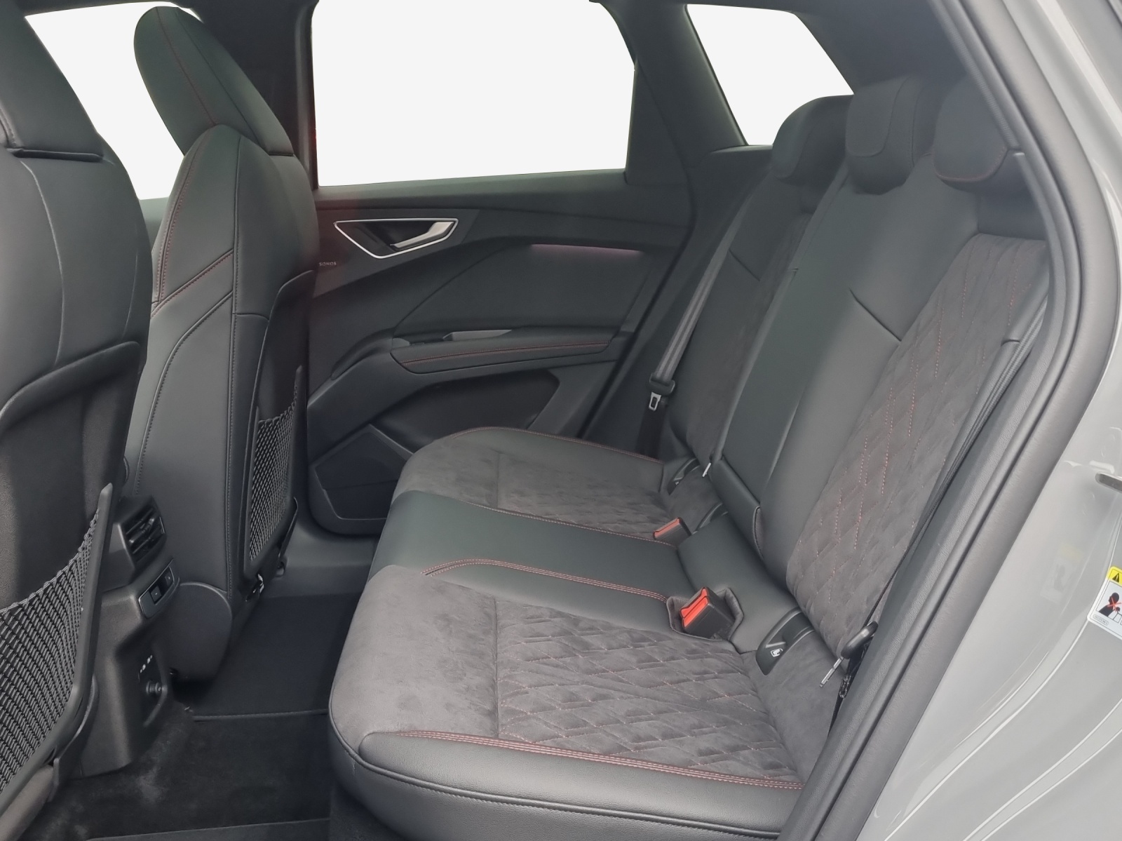 AUDI Q4 e-tron 45 Edition Swiss Ski quattro-image-11