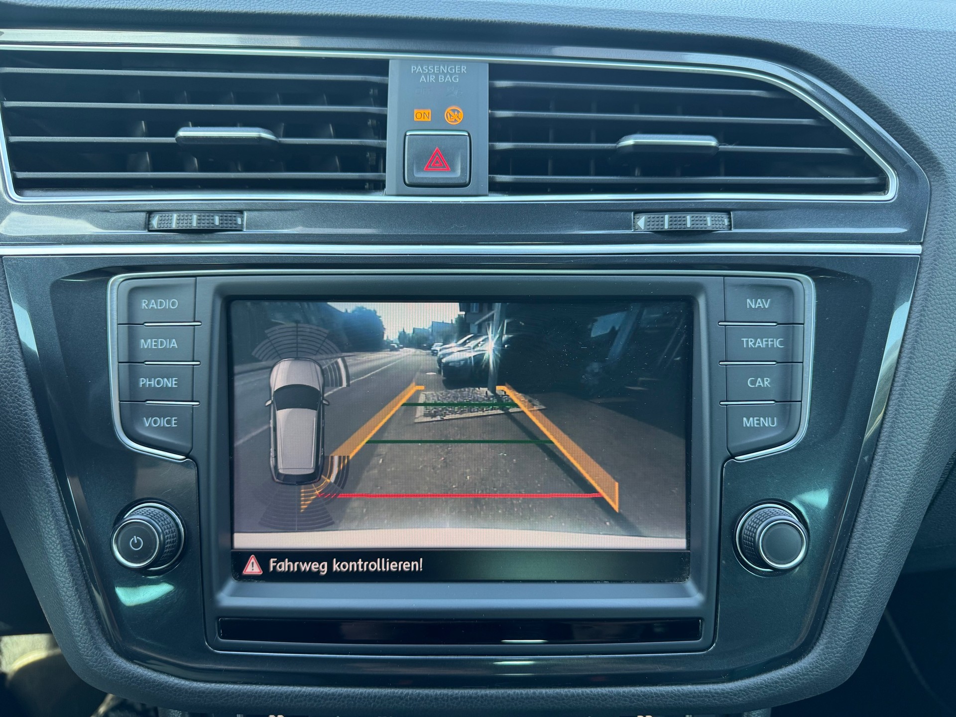 VW Tiguan 2.0 TDI SCR R-LINE 4Motion DSG-image-14