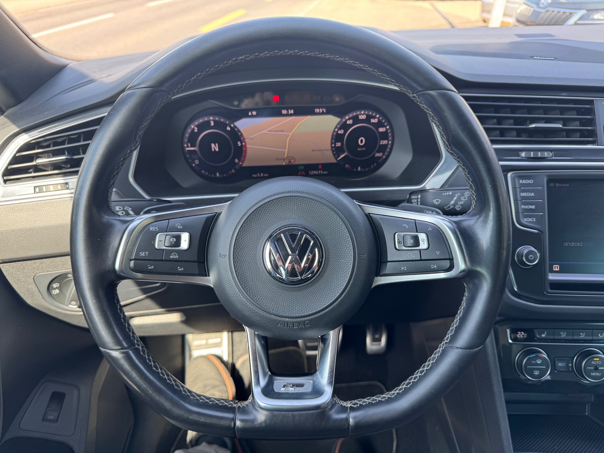 VW Tiguan 2.0 TDI SCR R-LINE 4Motion DSG-image-28