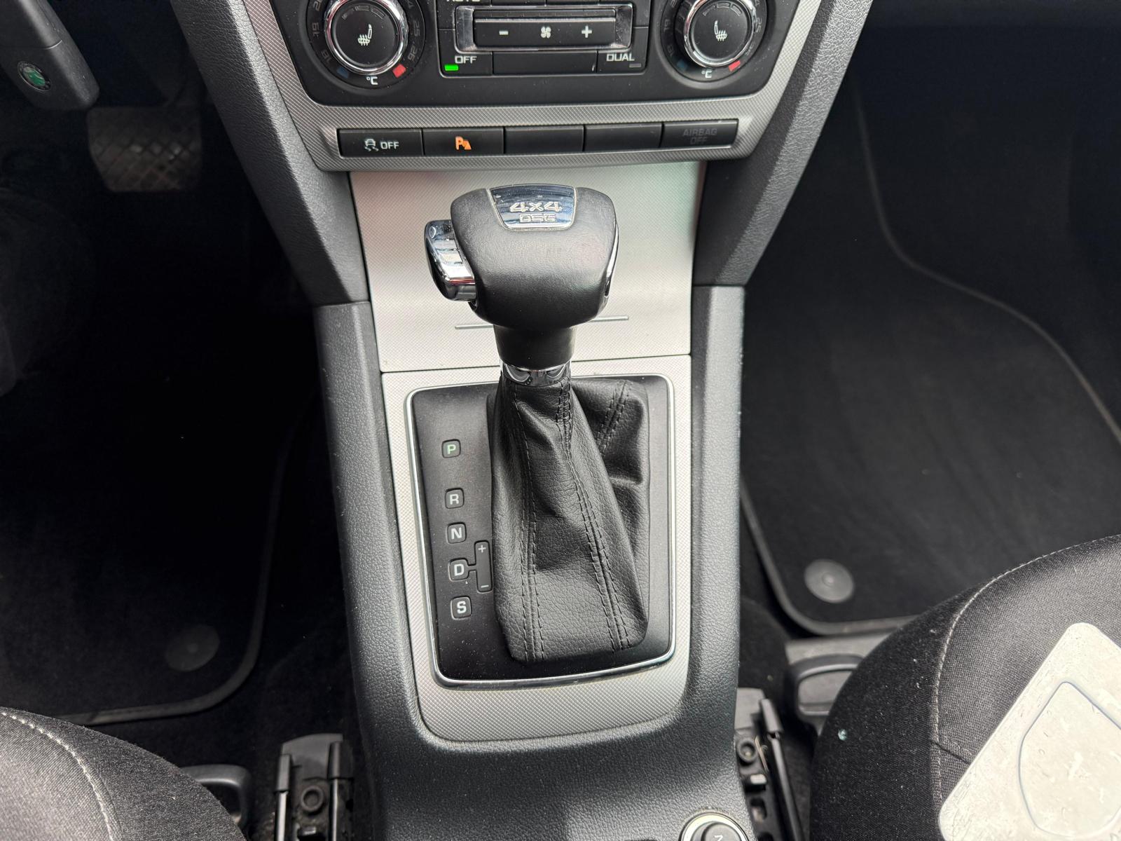 SKODA Octavia Combi 2.0 TDI Elegance 4x4 DSG-image-11
