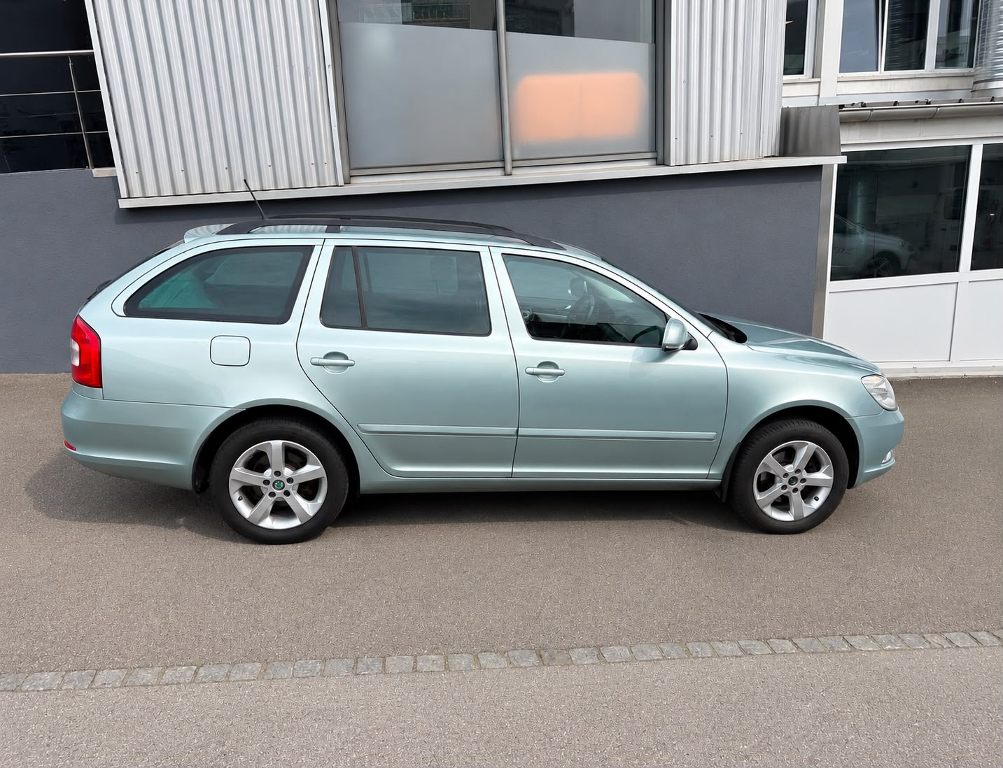SKODA Octavia Combi 2.0 TDI Elegance 4x4 DSG-image-4