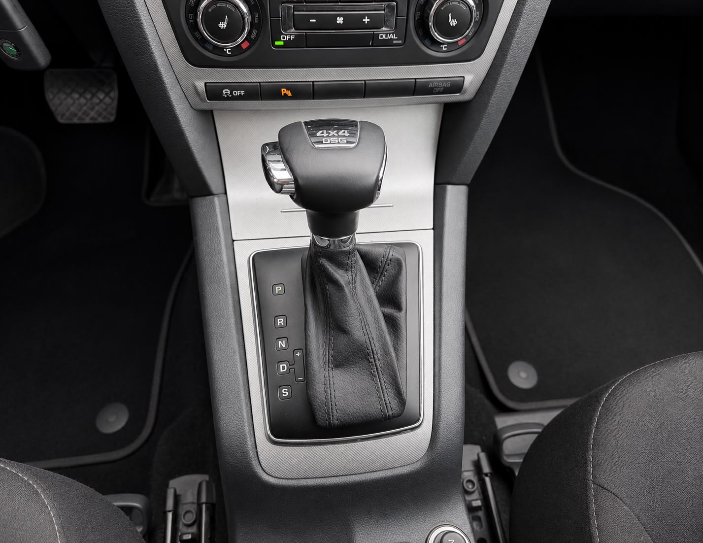 SKODA Octavia Combi 2.0 TDI Elegance 4x4 DSG-image-9