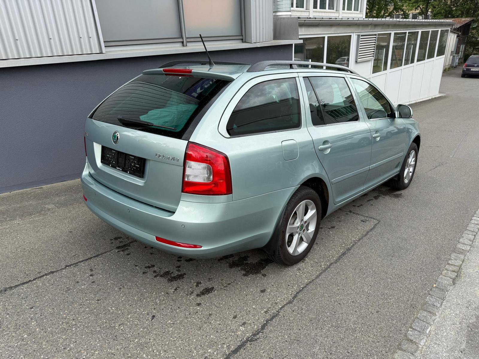 SKODA Octavia Combi 2.0 TDI Elegance 4x4 DSG-image-3