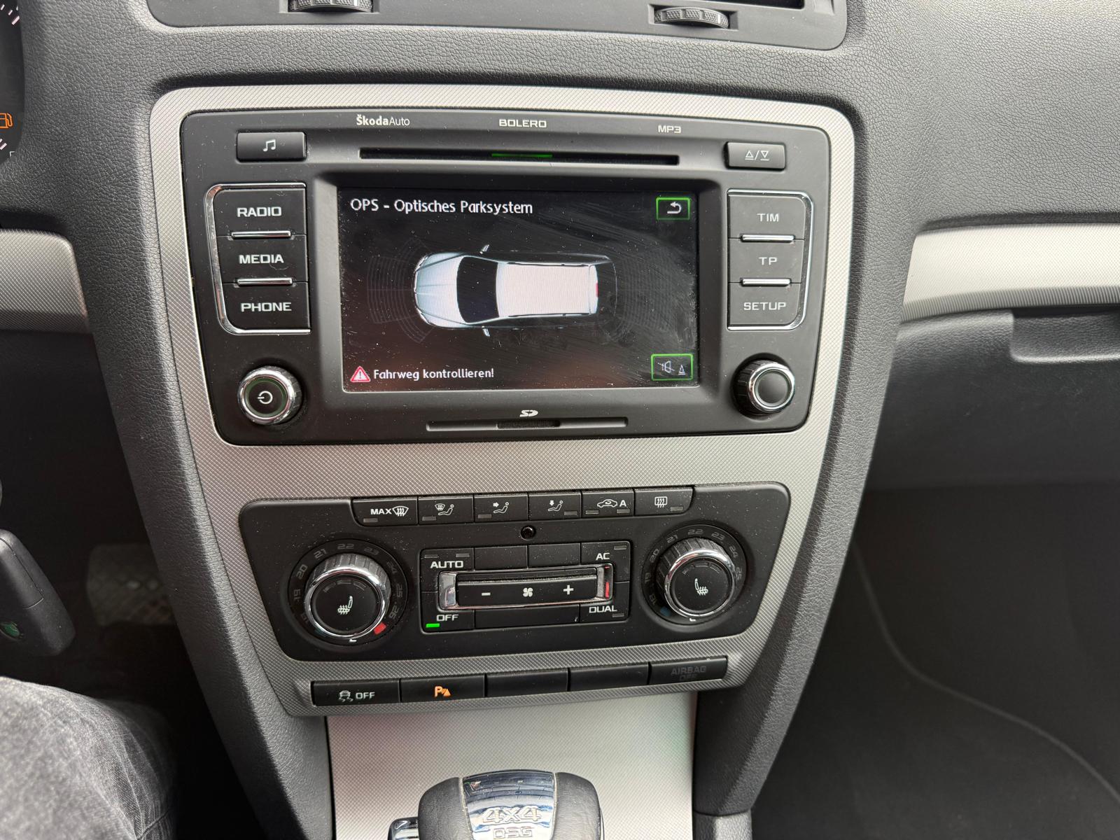 SKODA Octavia Combi 2.0 TDI Elegance 4x4 DSG-image-12