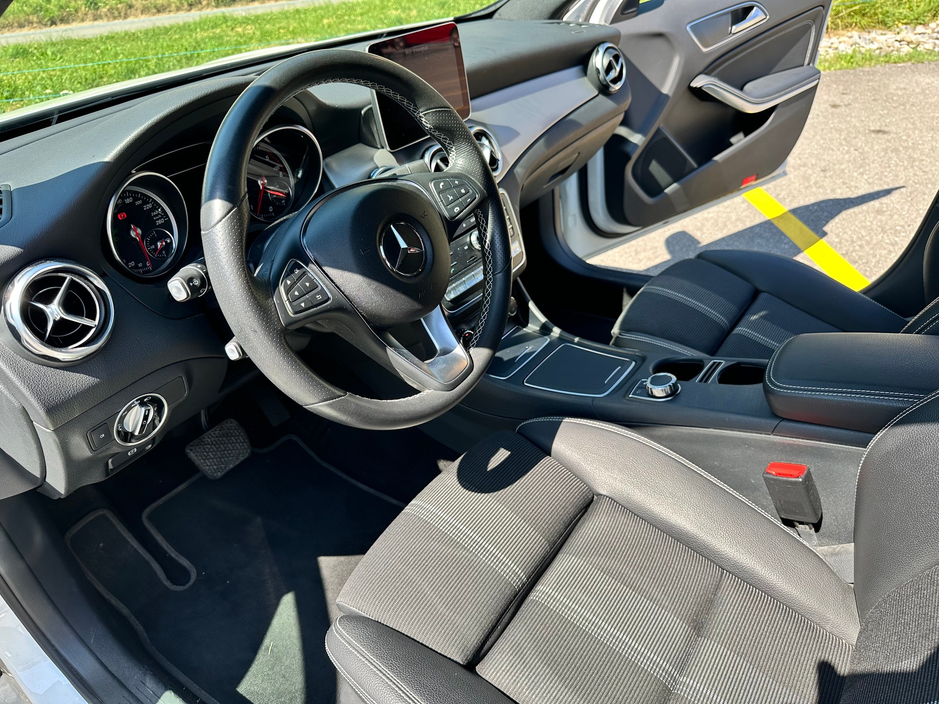 MERCEDES-BENZ GLA 200 d Style 4Matic 7G-DCT-image-12